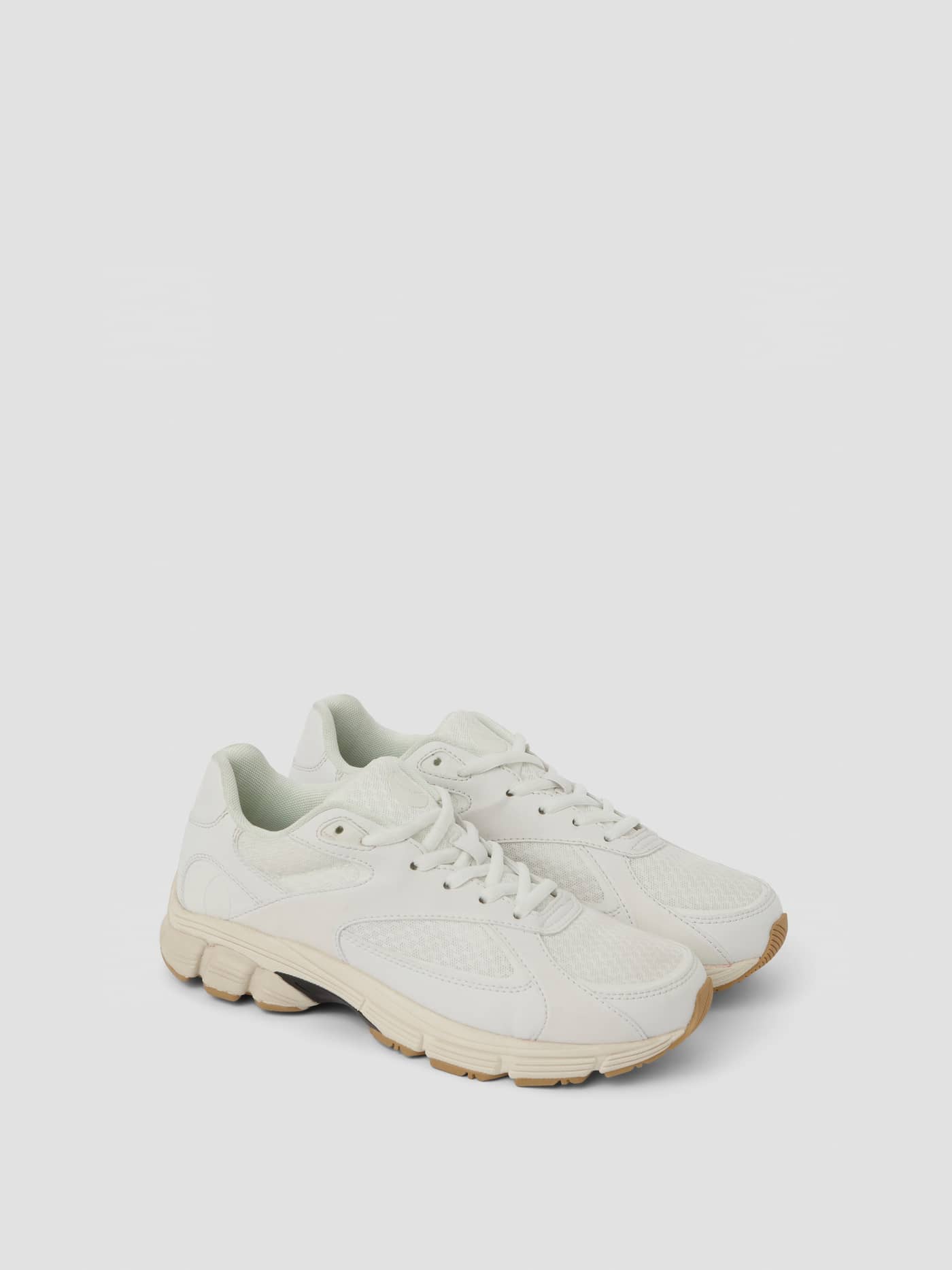 Women's Nova Sneakers blancas con mezcla de TPU y poliéster, vista en ángulo y un ajuste de running con estilo. - Image 1