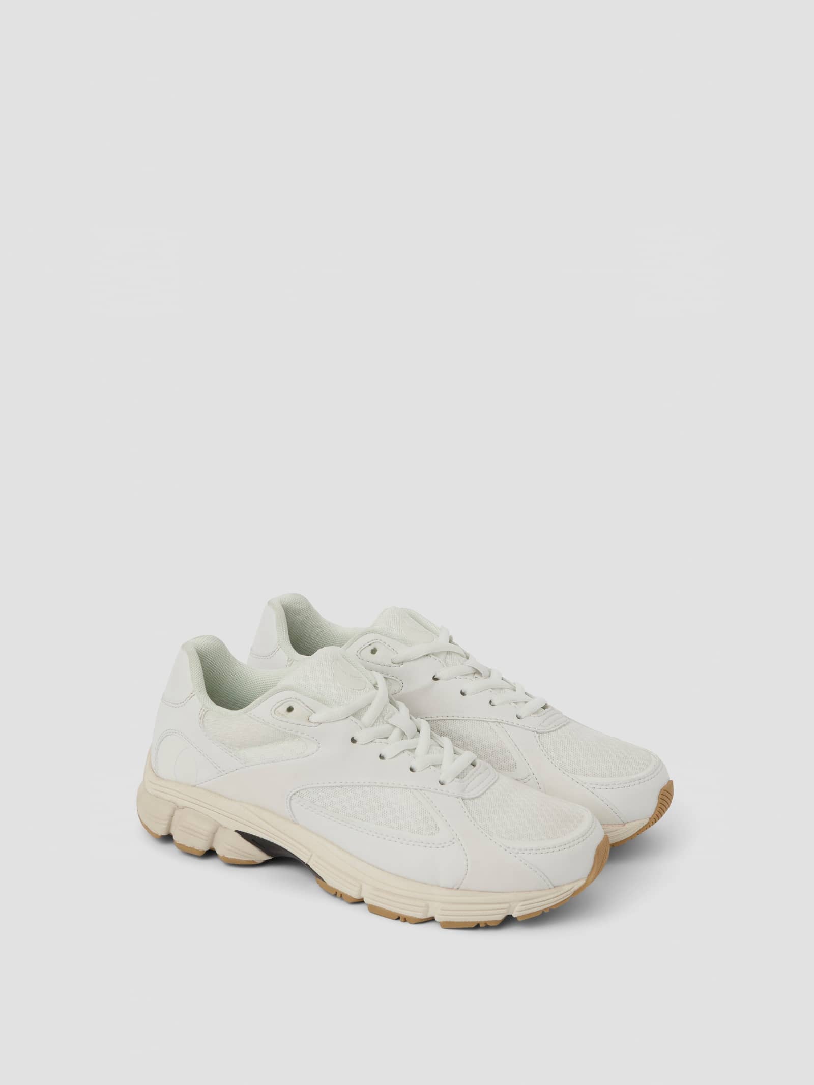 Women's Nova Sneakers blancas con mezcla de TPU y poliéster, vista en ángulo y un ajuste de running con estilo. - Image 1