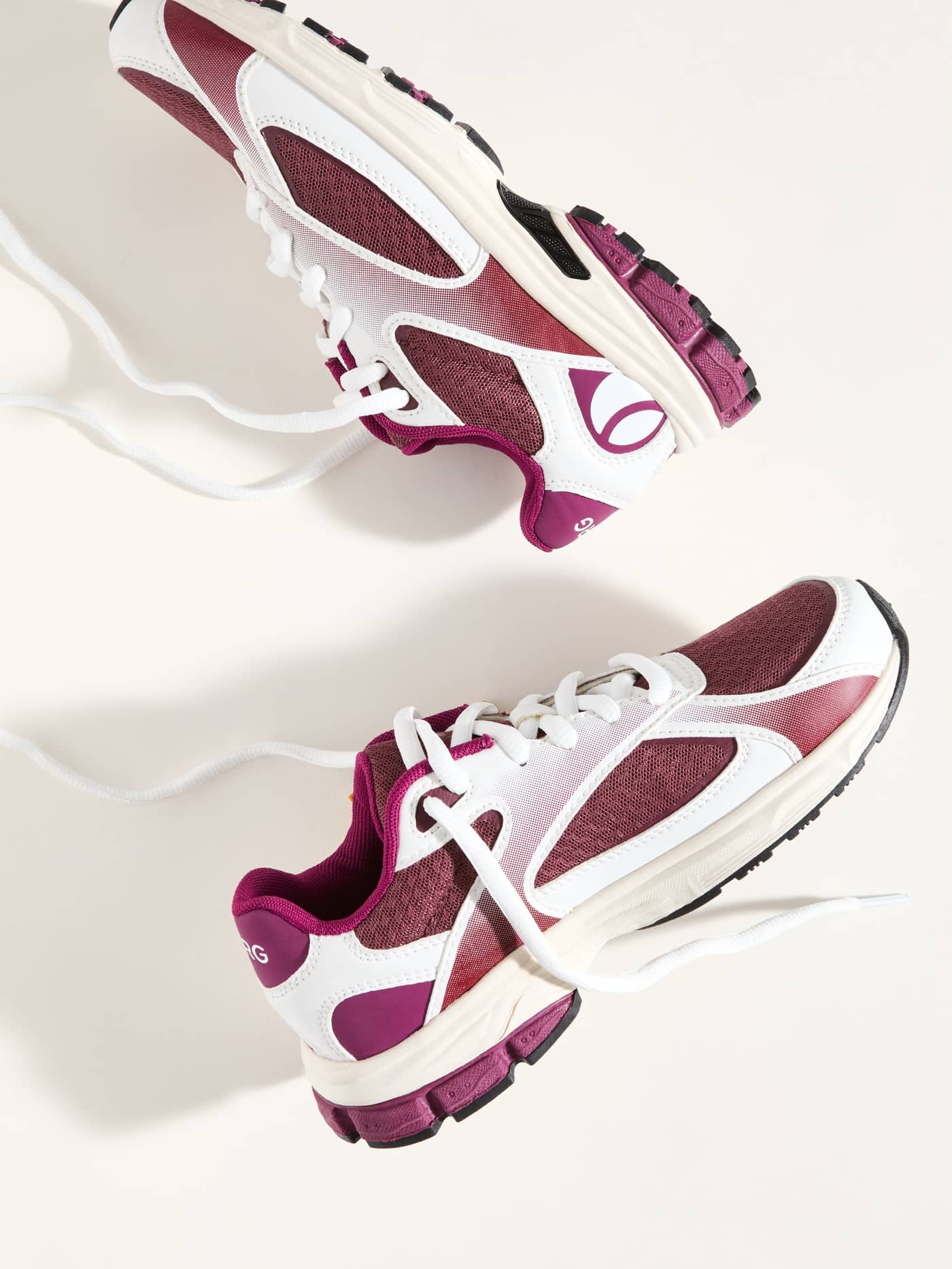 Bovenaanzicht van de Women's Nova Sneakers in wit en rood met een wit logo en stijlvolle pasvorm voor hardlopen. - Image 1