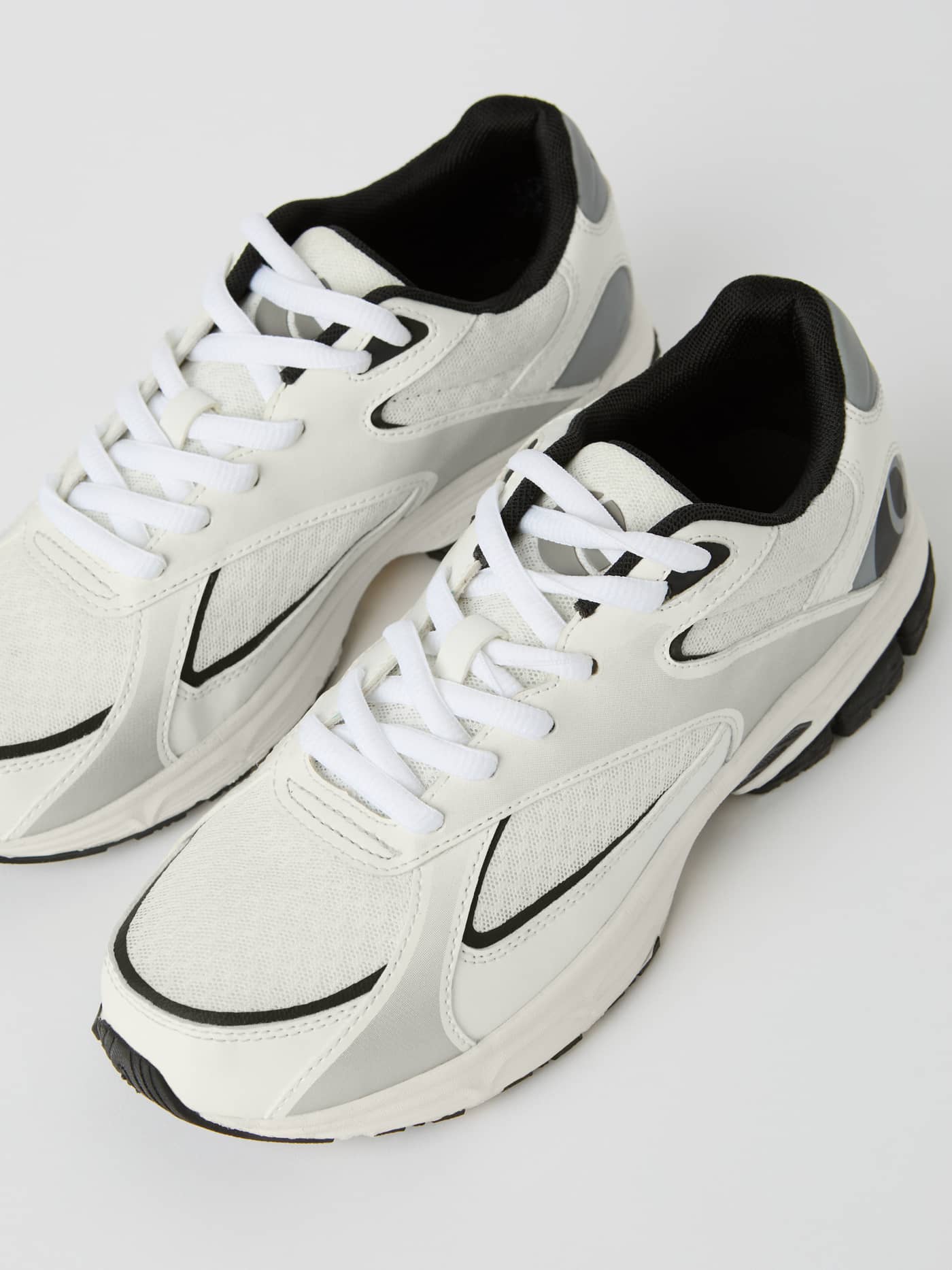 Hvite Women's Nova Sneakers i en lett blanding av TPU og polyester, designet for løping og moderne fritid. - Image 3