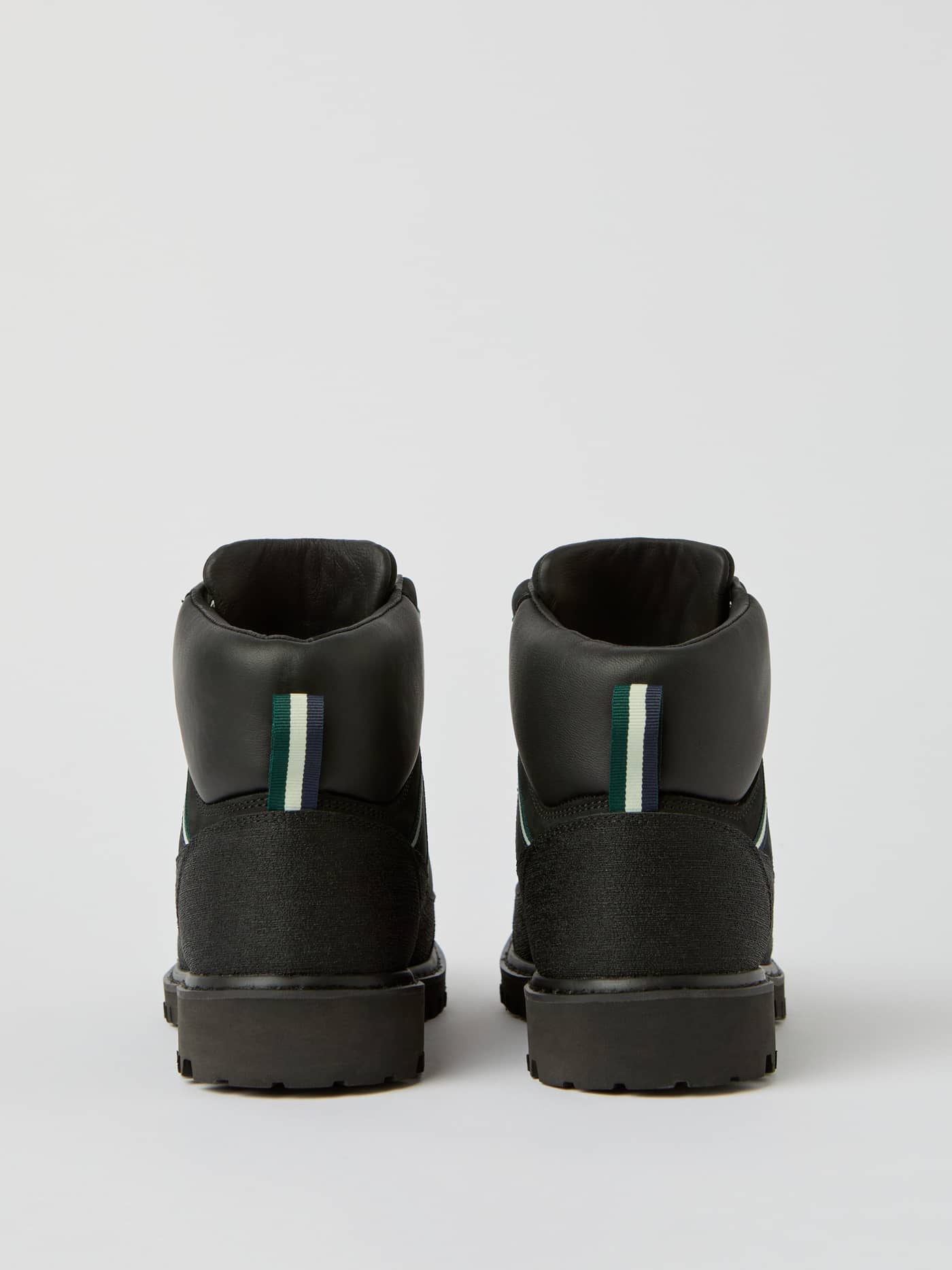 Vista posterior de las Women's Venture Boots en negro de piel de vacuno con ajuste estilizado y tiradores de rayas. - Image 4