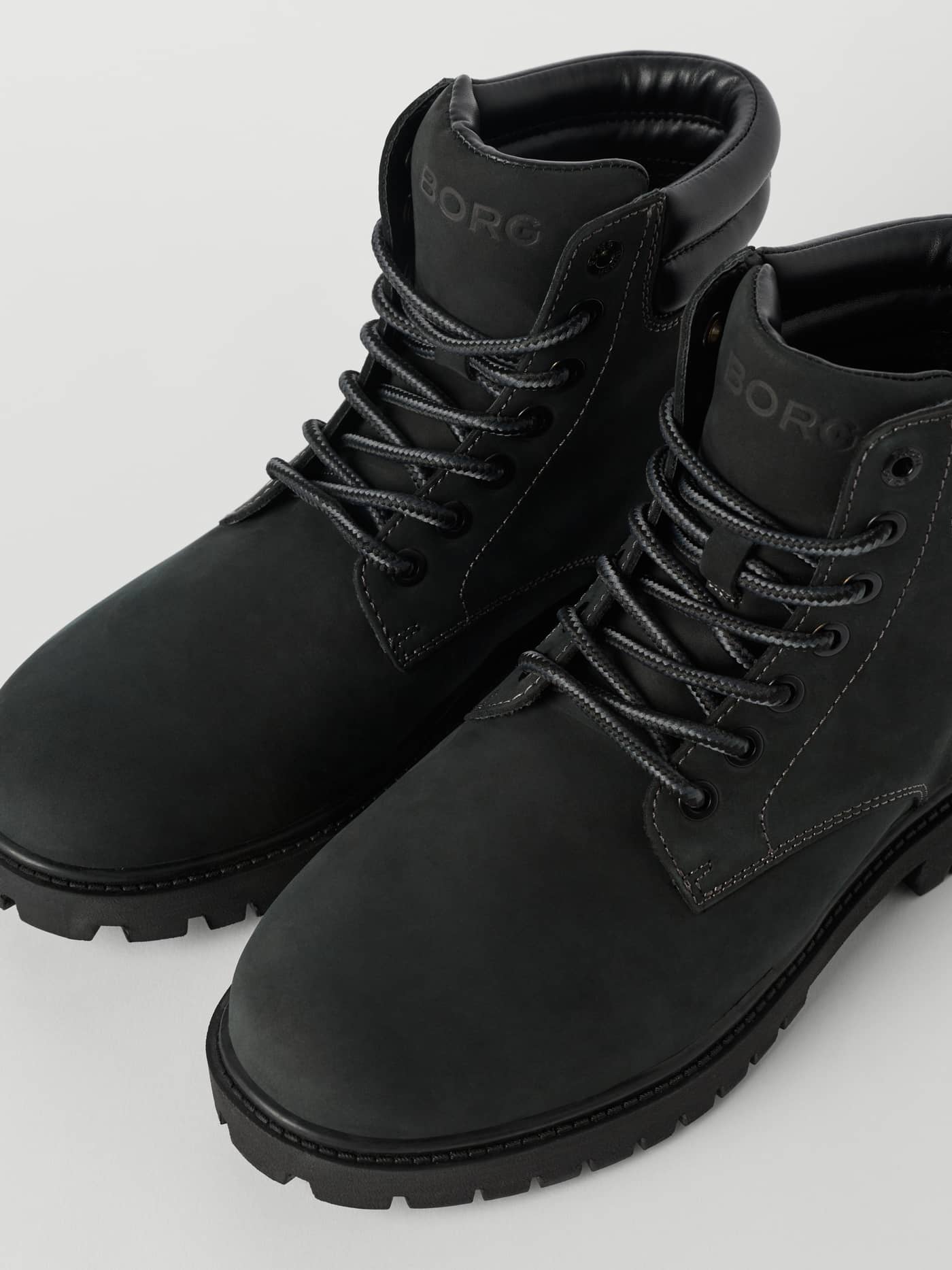 Nærbillede af Women's Ridge Boots i Sort i okselæder med stilfuld pasform og tonalt præget BORG-logo. - Image 3