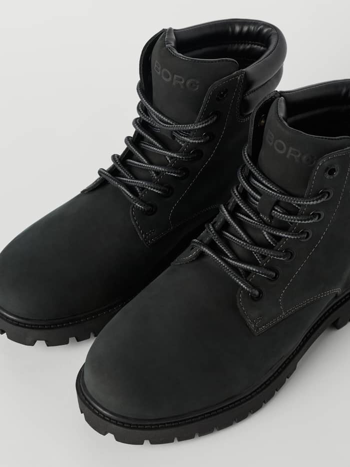 Close-up van de zwarte Women's Ridge Boots van rundleer met een stijlvolle pasvorm en ton-sur-ton BORG-logo. - Image 3
