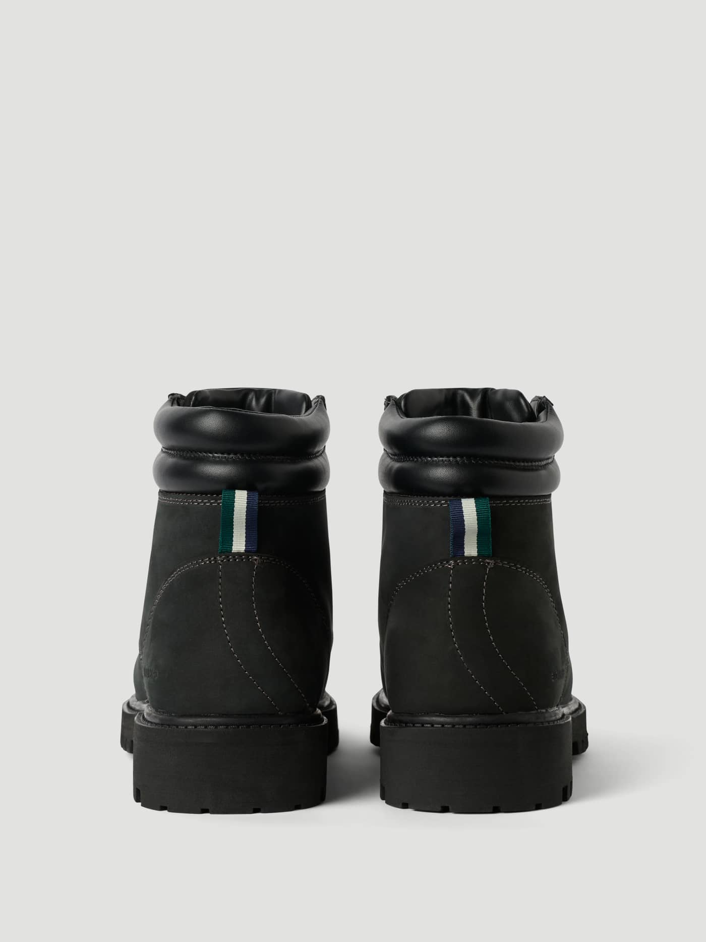 Women's Ridge Boots i Sort okselæder set bagfra med en stribet detalje og en stilfuld, behagelig pasform til fritid. - Image 2