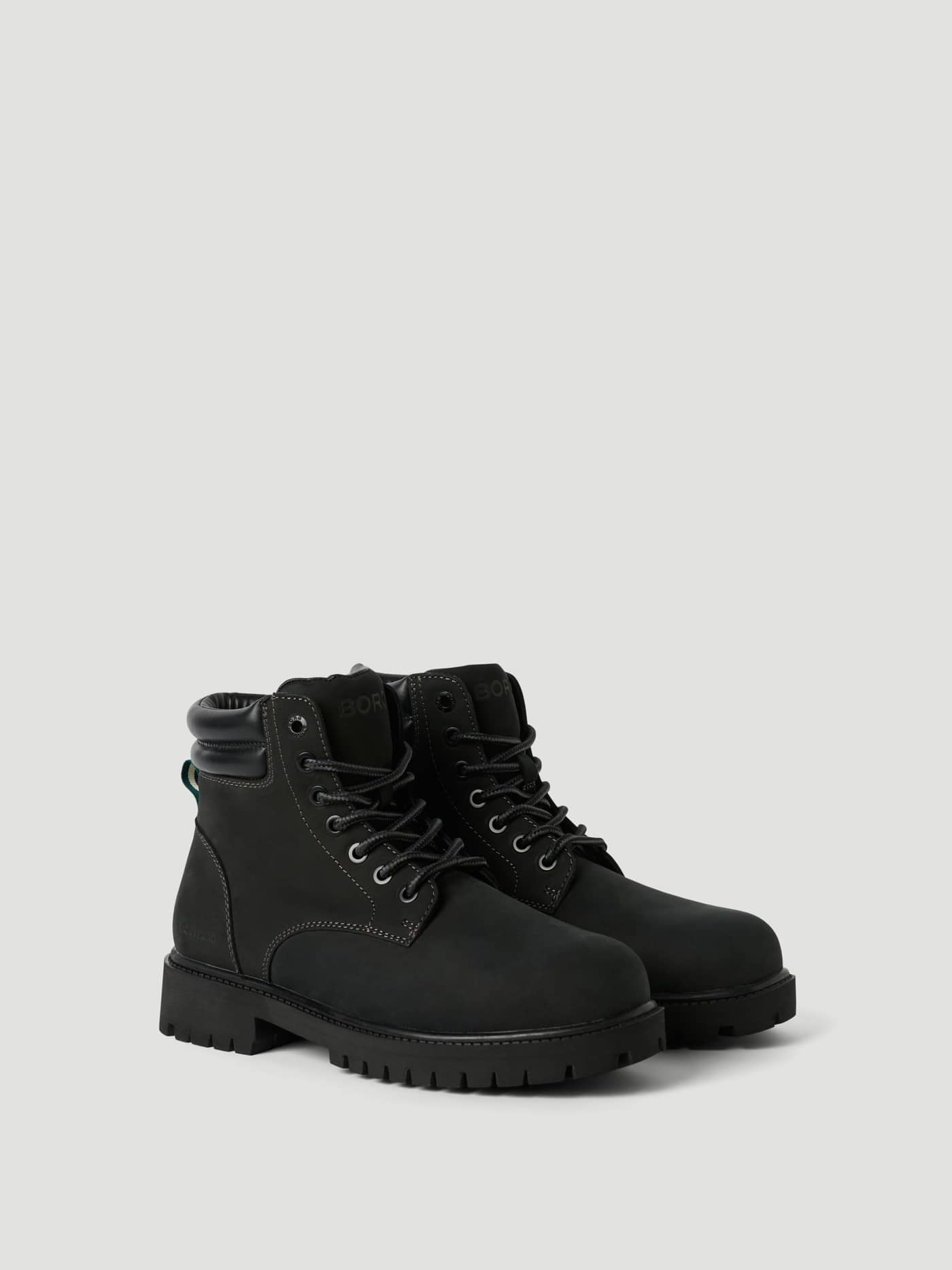 Zwarte Women's Ridge Boots van rundleer met een zwart logo en een comfortabele pasvorm voor vrije tijd in zijaanzicht. - Image 1