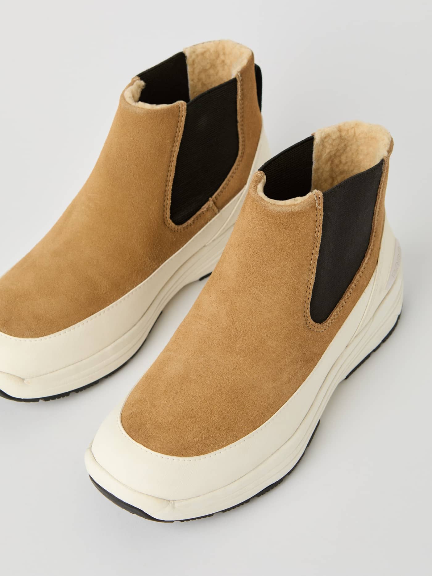 Women's Chelsea Tech Boots i beige mocka med flexibel gummisula och snygg passform för fritid. - Image 2