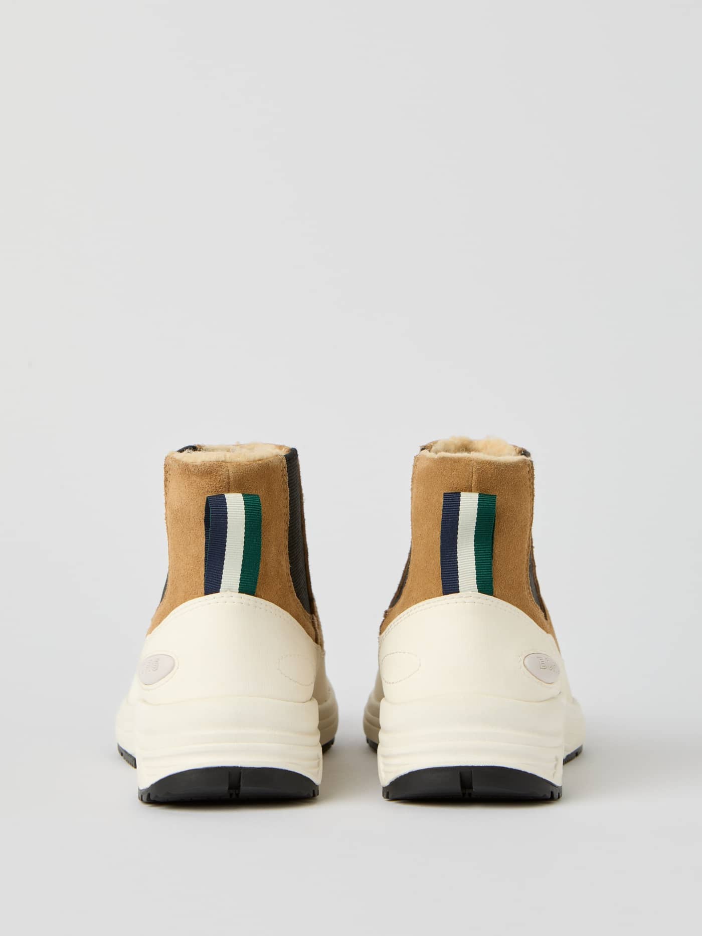 Women's Chelsea Tech Boots i beige mocka sedda bakifrån med en stilren randig dragögla. - Image 3