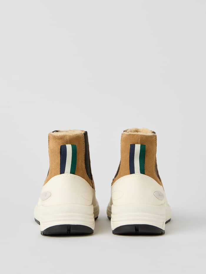 Achteraanzicht van de beige Women's Chelsea Tech Boots van suède met een stijlvolle gestreepte treklus. - Image 3