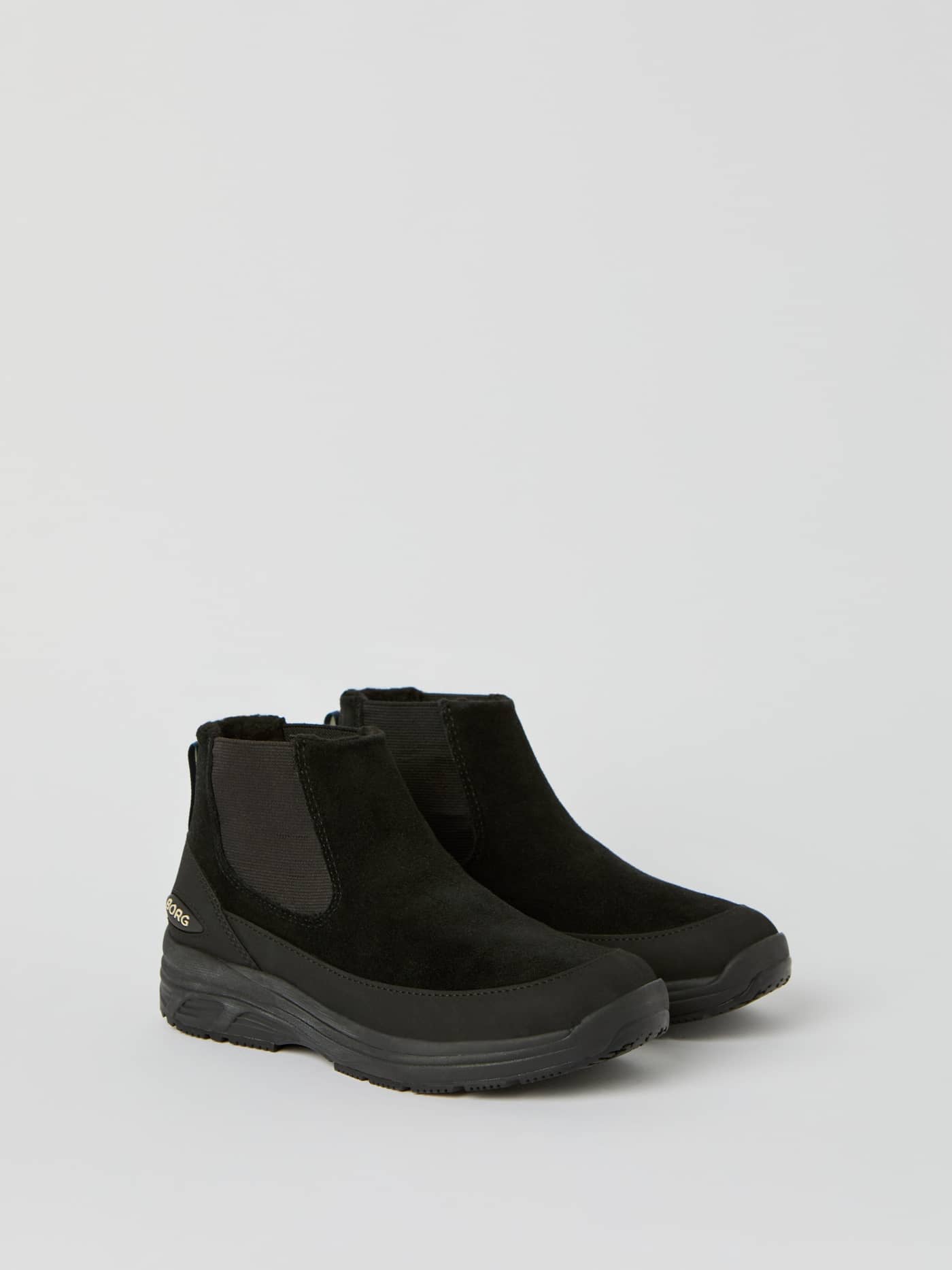 Vue de côté des Women's Chelsea Tech Boots en daim noir avec logo BORG doré et semelle robuste en caoutchouc. - Image 1