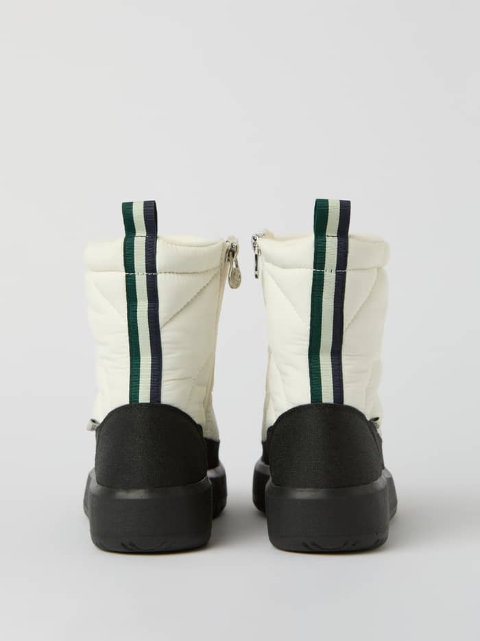 Women's Alpine Boots in Wit met doorgestikt design, zwarte zool en stijlvolle vrijetijdspasvorm, achteraanzicht. - Image 4