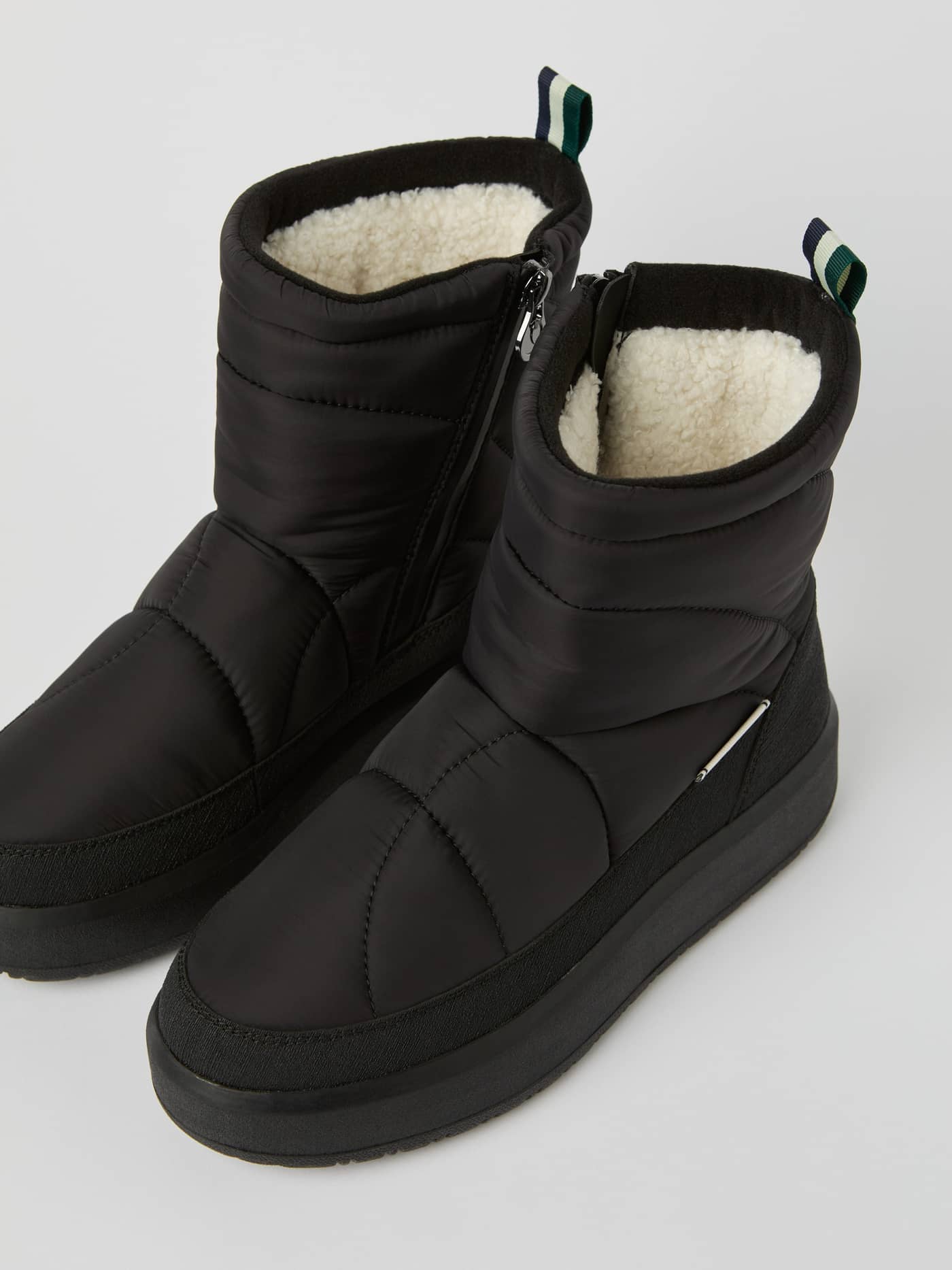 Women's Alpine Boots noires en polyester matelassé avec fermetures éclair et doublure chaude pour une coupe élégante. - Image 2