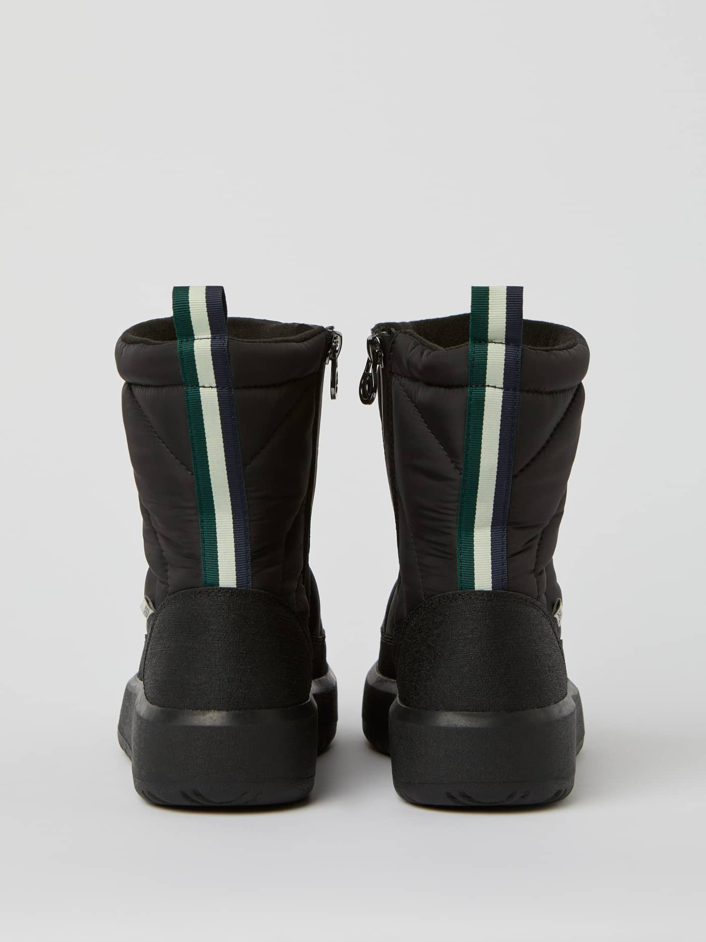 Vue arrière des Women's Alpine Boots noires au design matelassé élégant offrant une coupe idéale pour les loisirs. - Image 3
