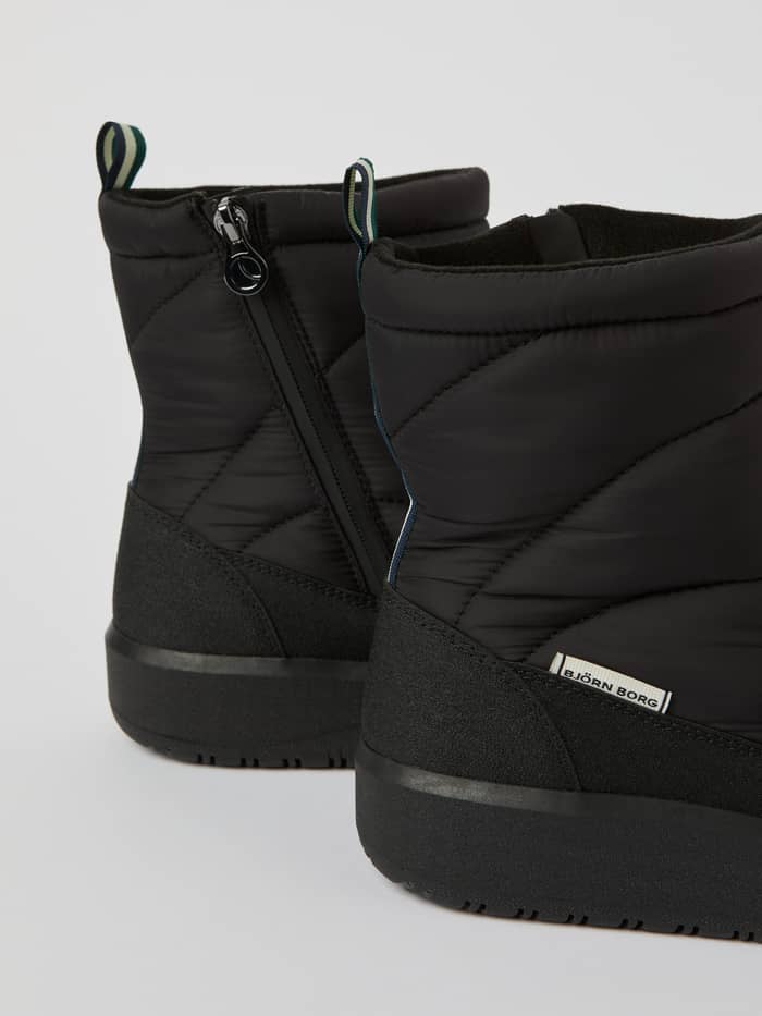 Women's Alpine Boots i sort set fra siden med quiltet design, lynlås og hvidt logomærke. - Image 4