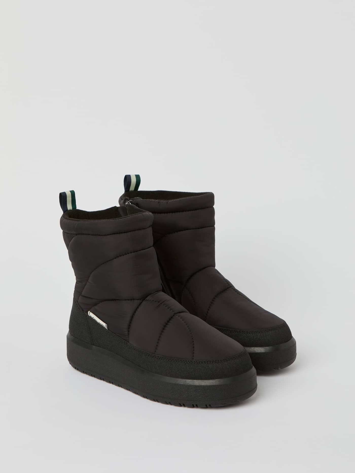Women's Alpine Boots noires à finition matelassée et coupe confortable pour un style loisirs élégant. - Image 1