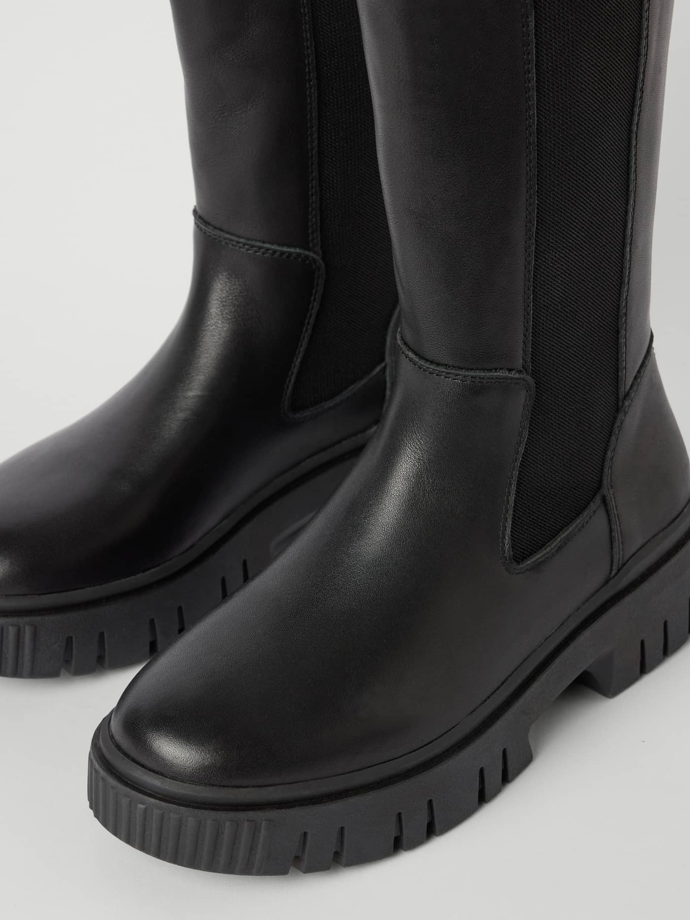 Women's Chelsea High Leather Boots i Black (Sort) i slidstærkt okselæder set tæt på med moderne pasform. - Image 3