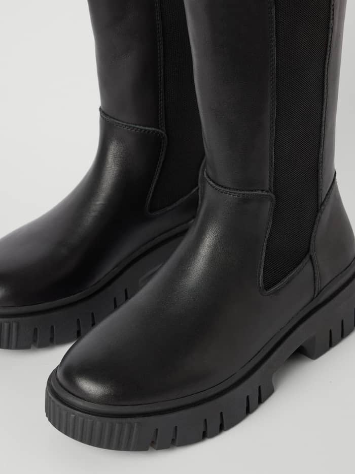 Gedetailleerde close-up van de zwarte Women's Chelsea High Leather Boots van rundleer met een moderne pasvorm en stijl. - Image 3