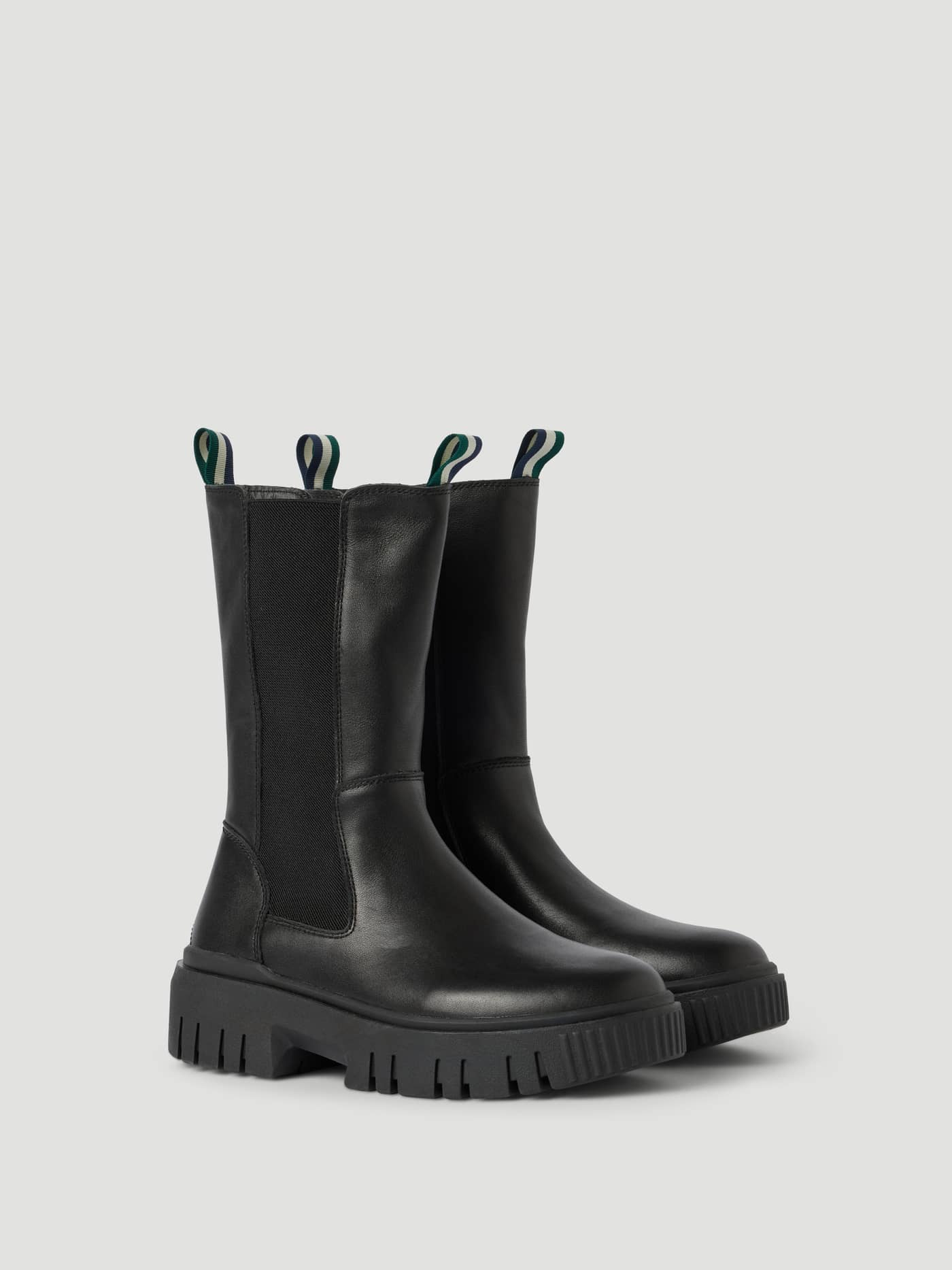 Women's Chelsea High Leather Boots i Sort set fra siden i okselæder med en stilfuld silhuet og elegant pasform. - Image 1