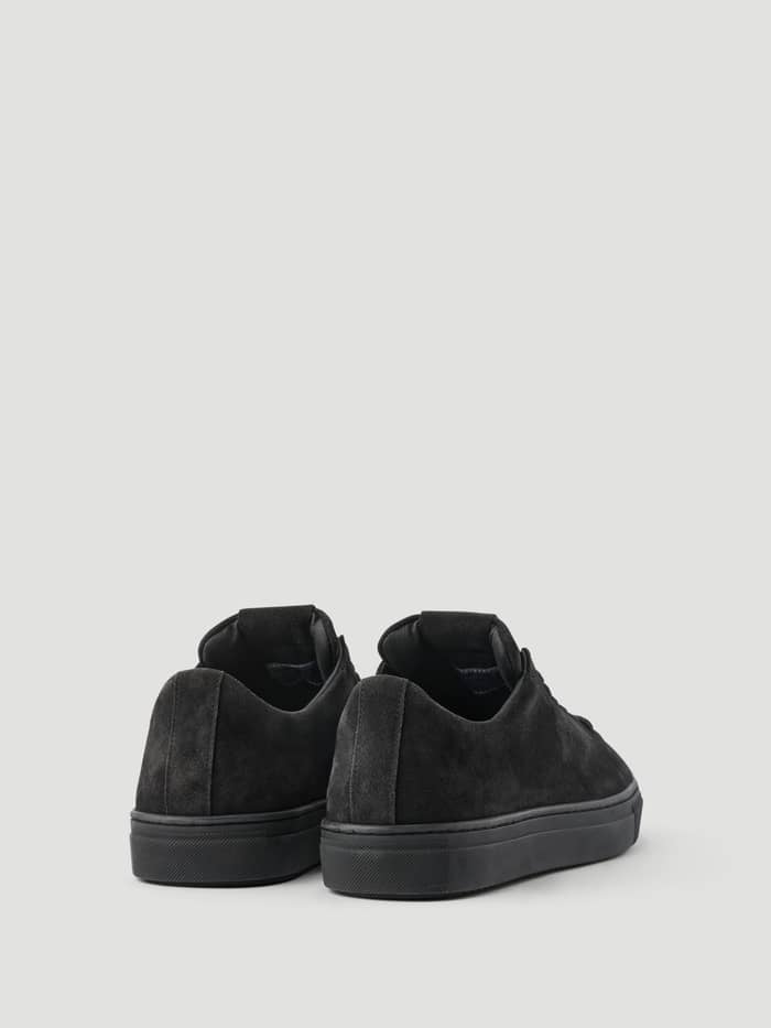 Achteraanzicht van de Men's Classic Suede Sneakers in Zwart van suède met een tennis-geïnspireerd design. - Image 3