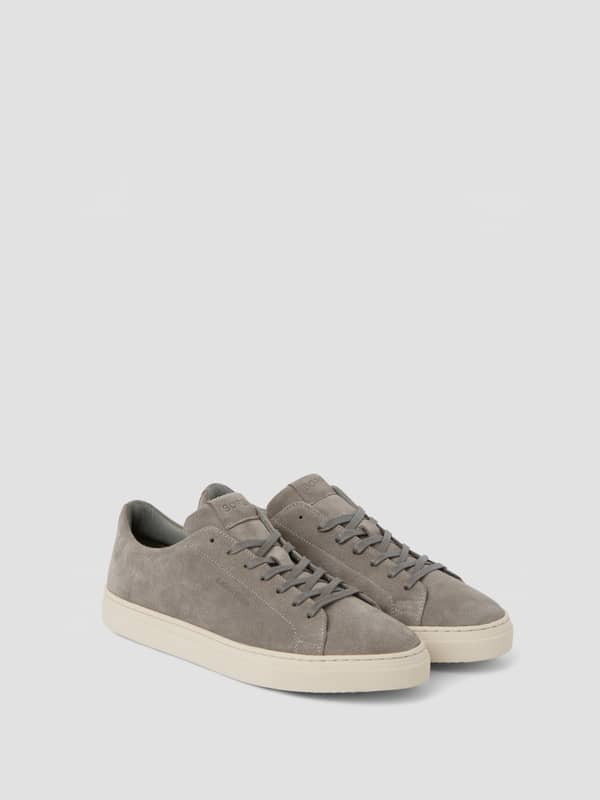 Men's Classic Suede Sneakers en gris, en cuir suédé premium offrant un style de loisirs fonctionnel et confortable.