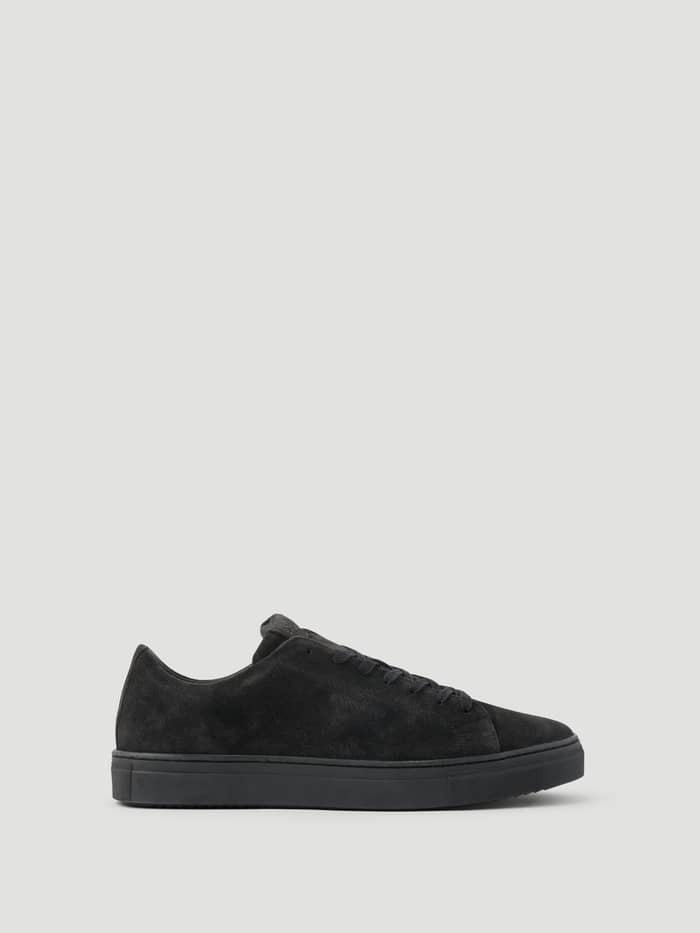 Men's Classic Suede Sneakers i svart mocka sedda från sidan med en stilren och tennisinspirerad look.