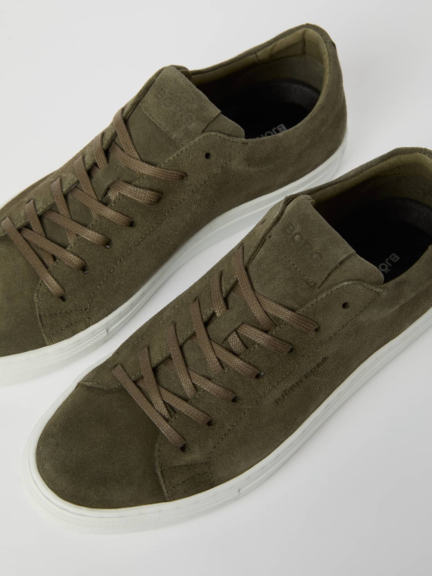Men's Classic Suede Sneakers in green, featuring a premium feel, tonal logos, and functional tennis-inspired style. - Image 2