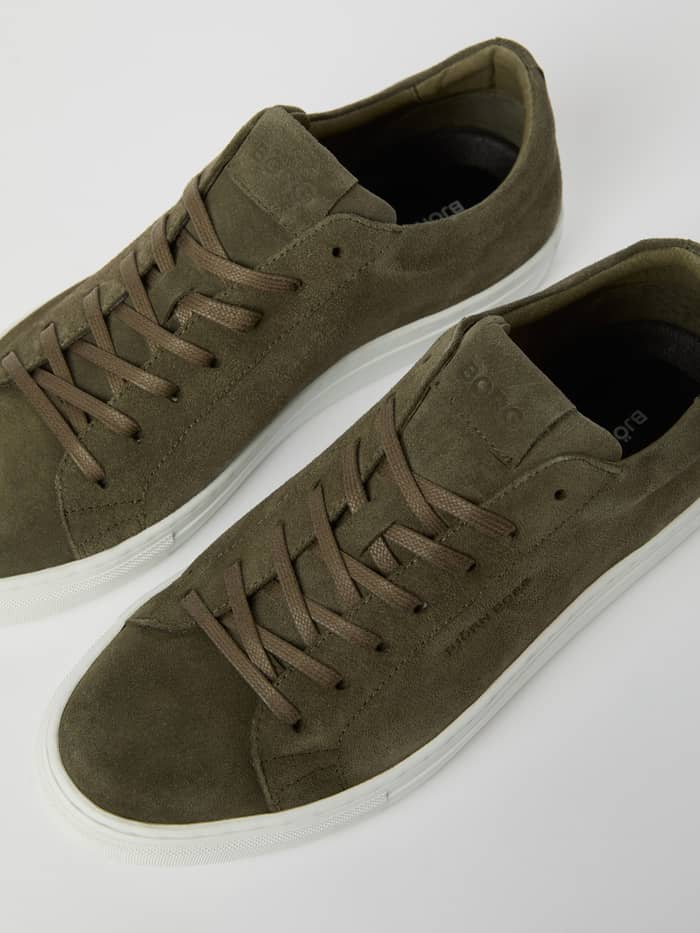 Men's Classic Suede Sneakers in green, featuring a premium feel, tonal logos, and functional tennis-inspired style. - Image 2