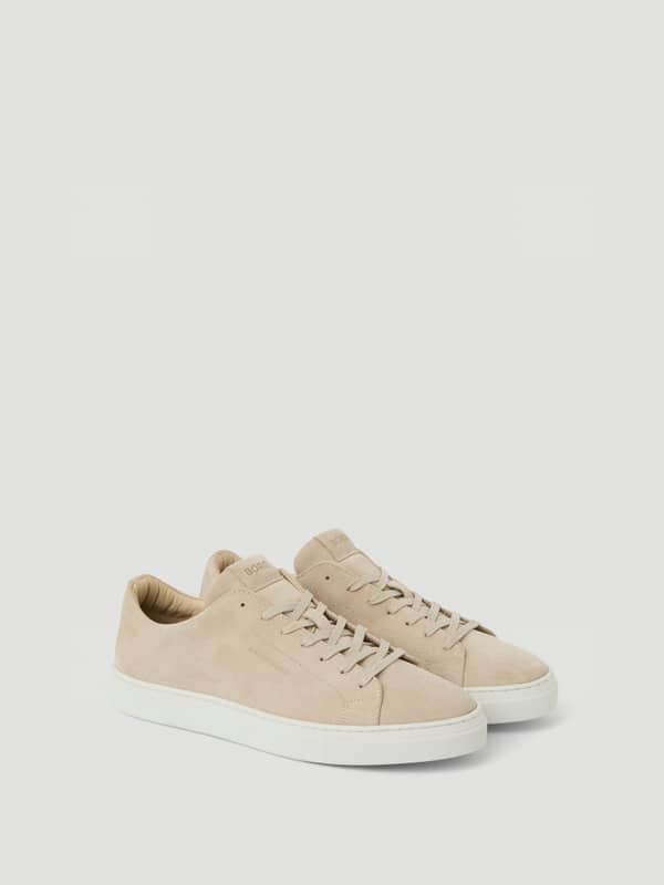 Men's Classic Suede Sneakers en beige avec logos ton sur ton, cuir suédé premium et semelles en caoutchouc blanc.