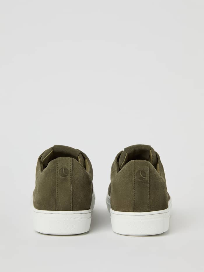 Back view of the Men's Classic Suede Sneakers in green, featuring a tonal logo and white sole for a classic tennis style. - Image 3