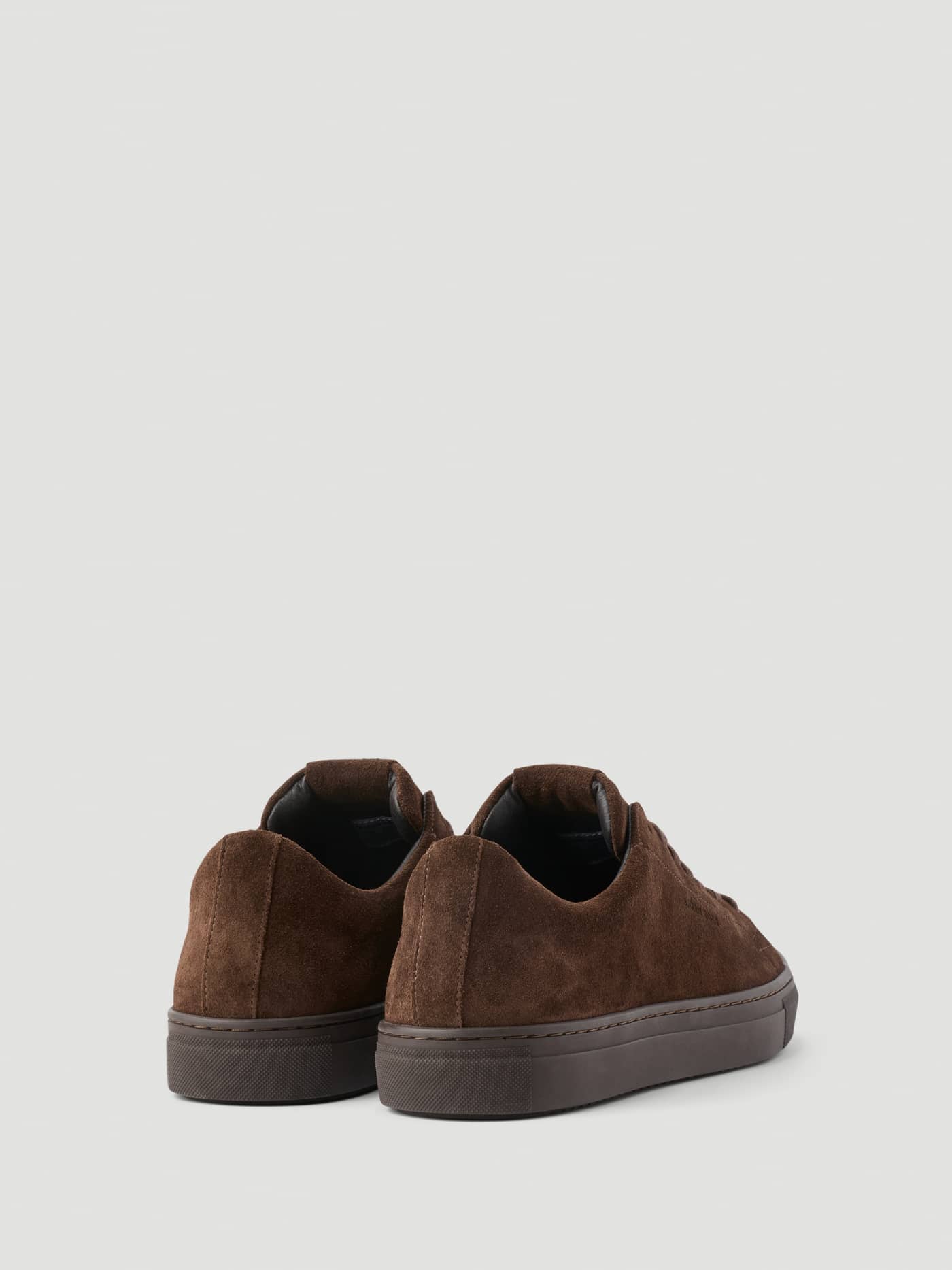 Rückansicht der Men's Classic Suede Sneakers in Dark Brown (Braun) aus Wildleder für Tennis. - Image 3