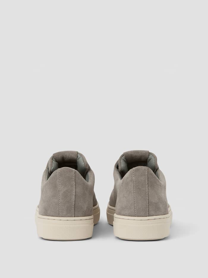 Men's Classic Suede Sneakers in Grijs van suède met een functionele vrijetijdspasvorm, achteraanzicht. - Image 2