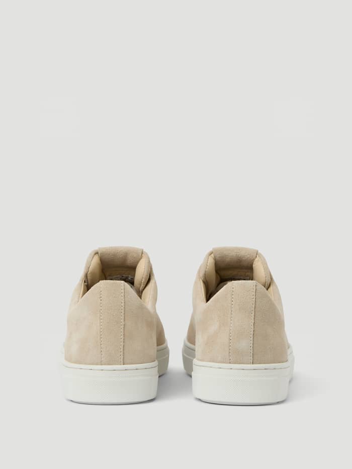 Men's Classic Suede Sneakers in Beige van hoogwaardig suède met een stijlvolle vrijetijdspasvorm, achteraanzicht. - Image 3