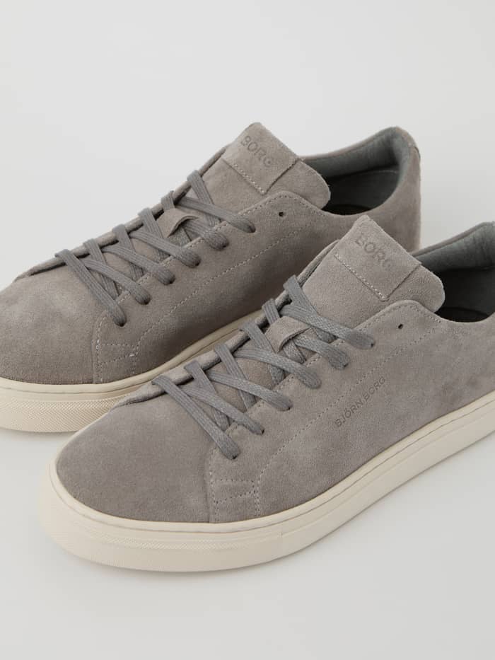 Men's Classic Suede Sneakers in Grijs met tennis-geïnspireerd design voor stijl en functie, schuin vooraanzicht. - Image 3