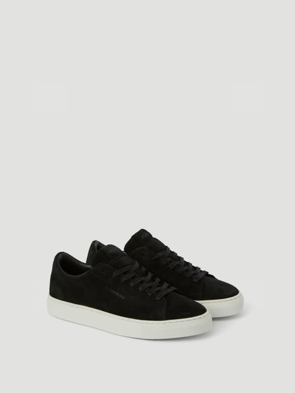 Men's Classic Suede Sneakers en Noir en cuir suédé au design inspiré du tennis et logo noir pour un style de loisir.