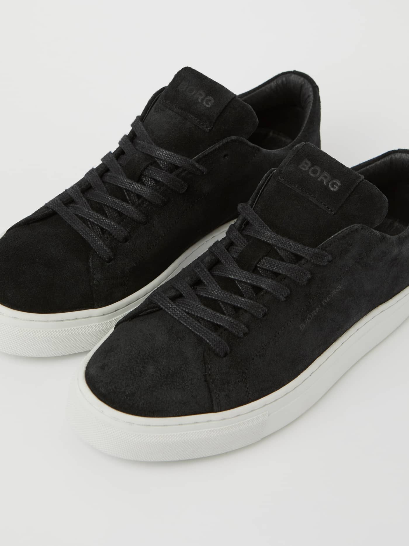 Men's Classic Suede Sneakers in Black aus Wildleder mit weißer Sohle und schwarzem BORG-Logo für Stil und bequeme Passform. - Image 2