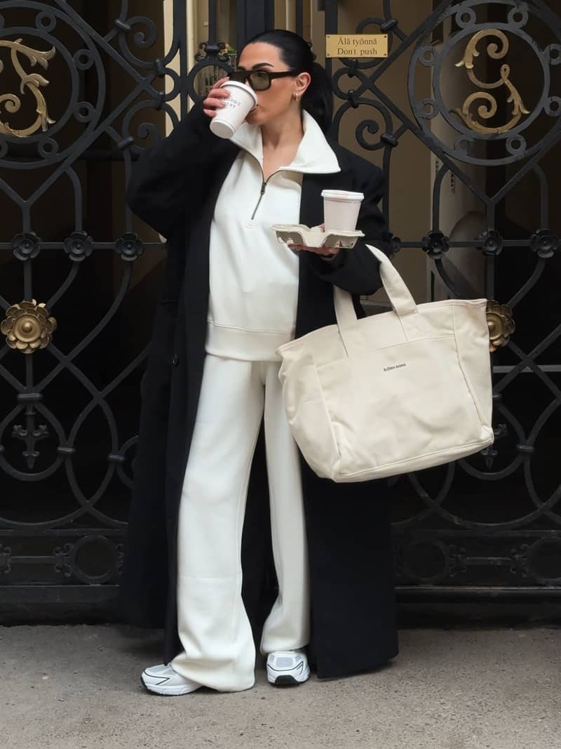 Studio Canvas Tote 34L en Egret (Blanc) porté par une femme, sac élégant et résistant en toile de coton avec logo noir. - Image 4
