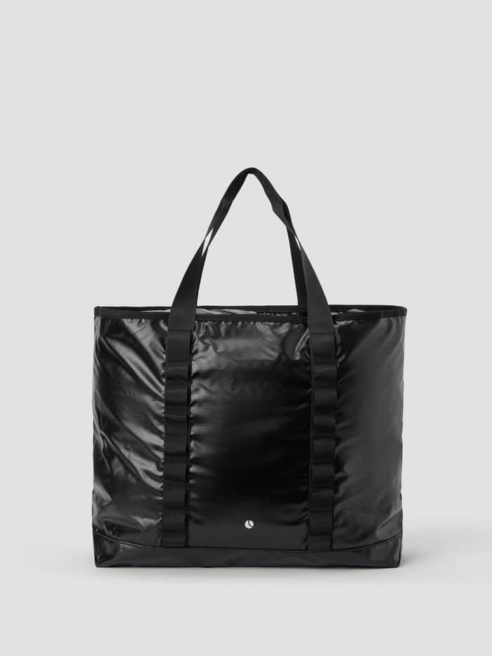 Front view of the Borg Glossy Ripstop Tote 28L in Black Beauty (Black), featuring a durable glossy finish for training. - Image 2