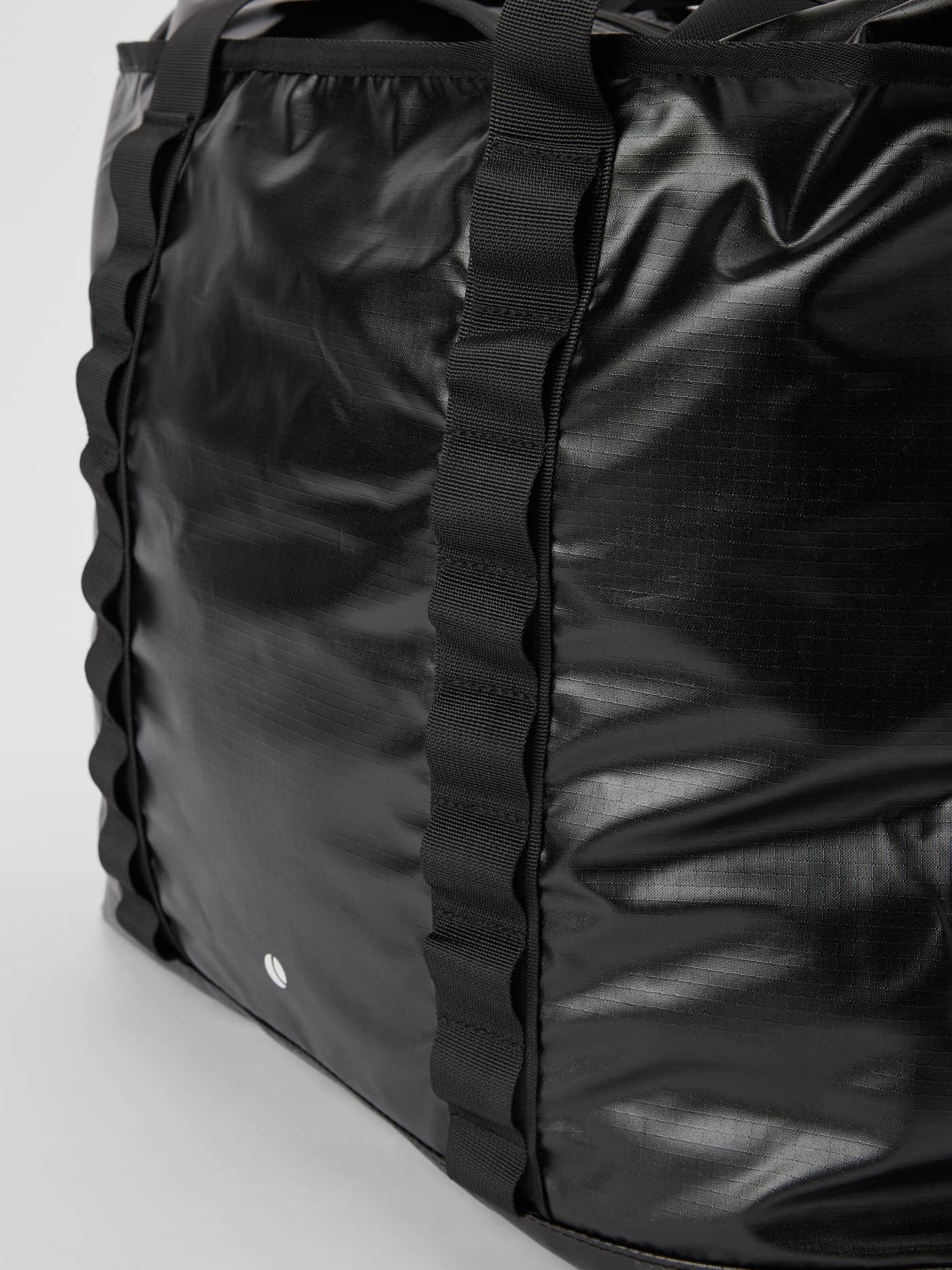 Borg Glossy Ripstop Tote 28L i Black Beauty (Sort) med glansfuld finish og hvidt logo til træning vist tæt på. - Image 3