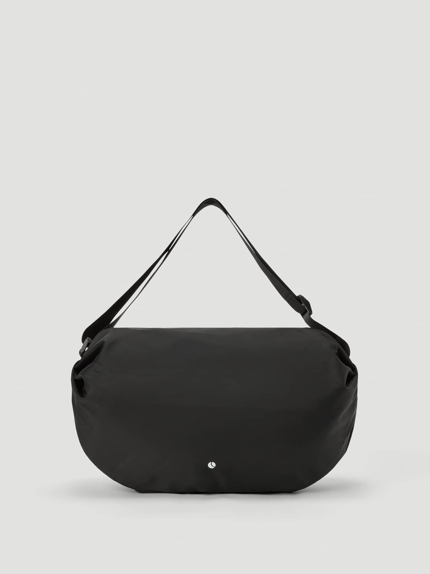 Vue de face du Borg Active Shoulder Bag 9L en Black Beauty (Noir), sac d'entraînement en polyester recyclé à logo blanc. - Image 2