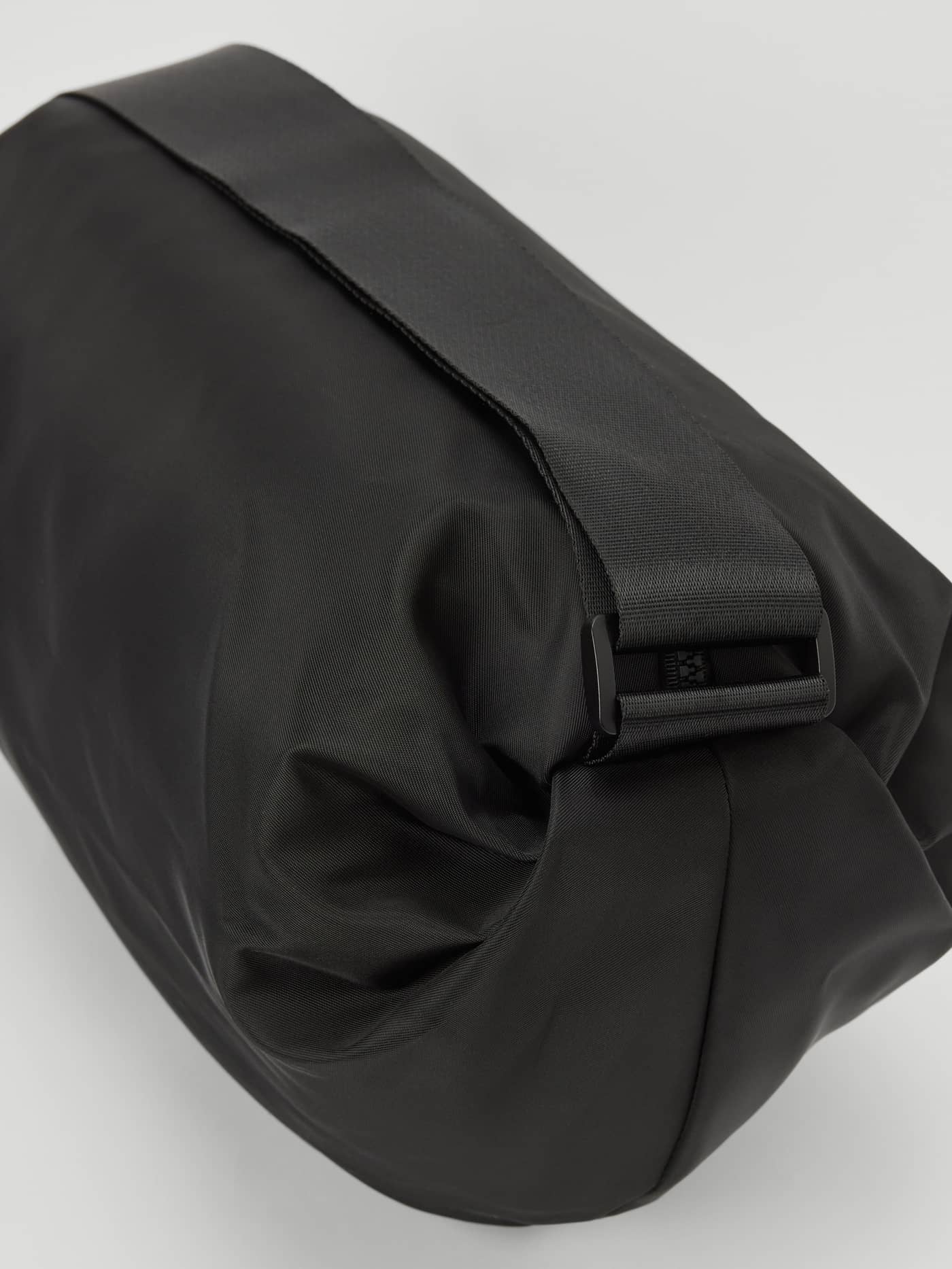 Gros plan latéral du Borg Active Shoulder Bag 9L d'entraînement en Black Beauty (Noir) en polyester recyclé. - Image 3