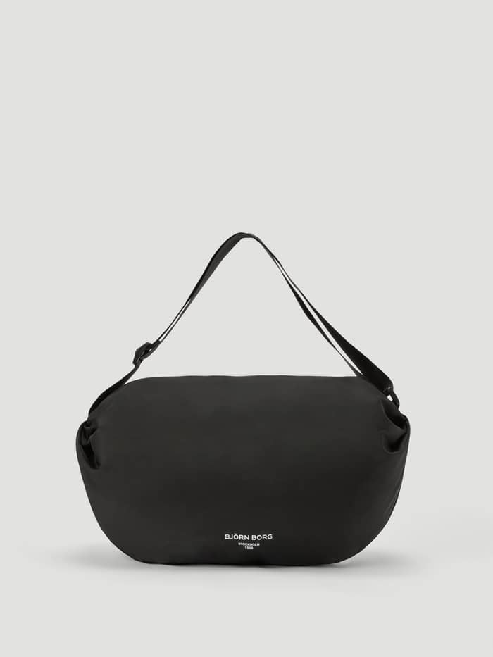 Borg Active Shoulder Bag 9L i återvunnen polyester för träning i Black Beauty (Svart) med en vit logotyp.