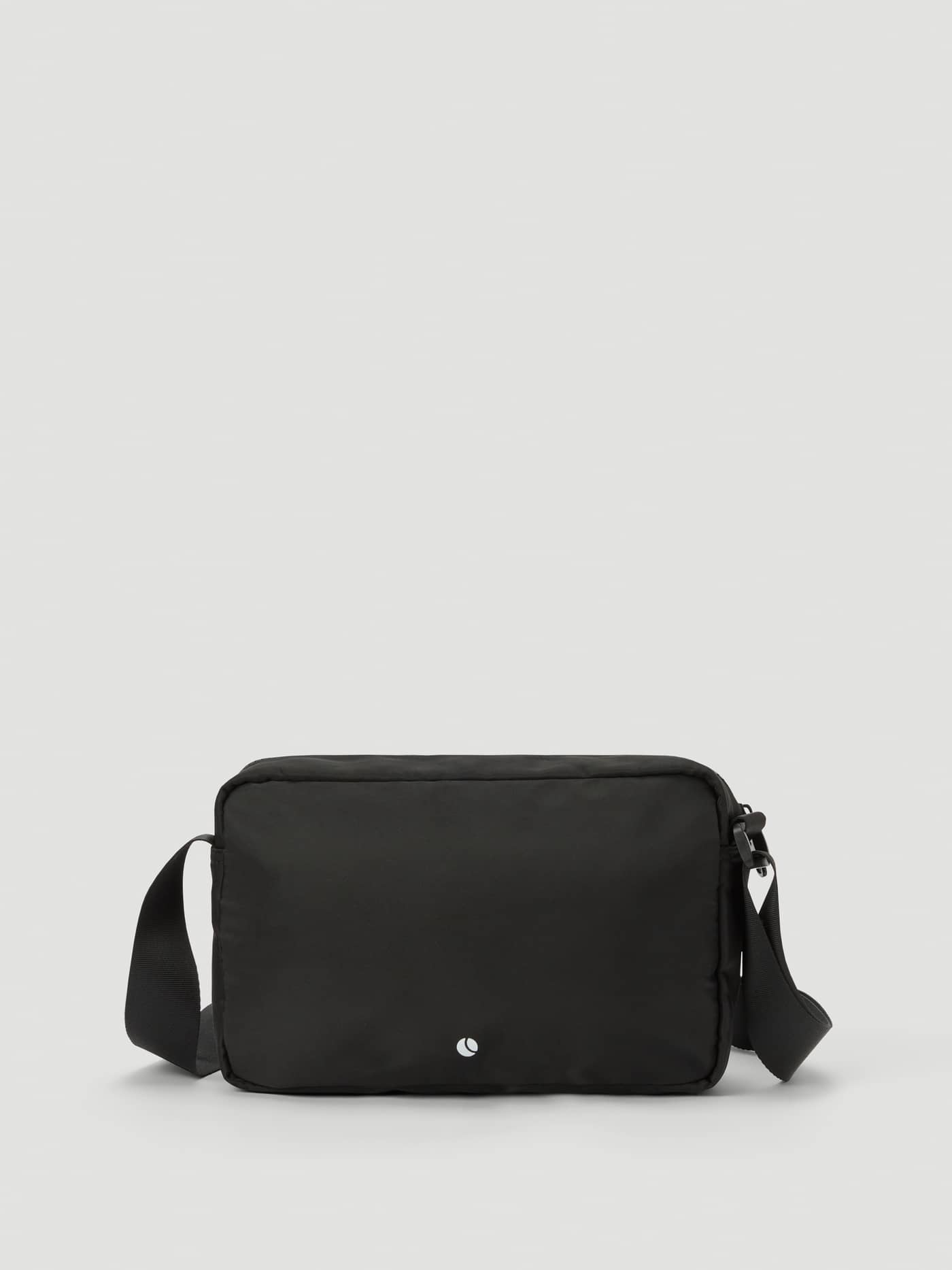 Borg Active Crossover Bag in Black Beauty (Zwart) van gerecycled polyester, een trainingstas met wit logo, vooraanzicht. - Image 2