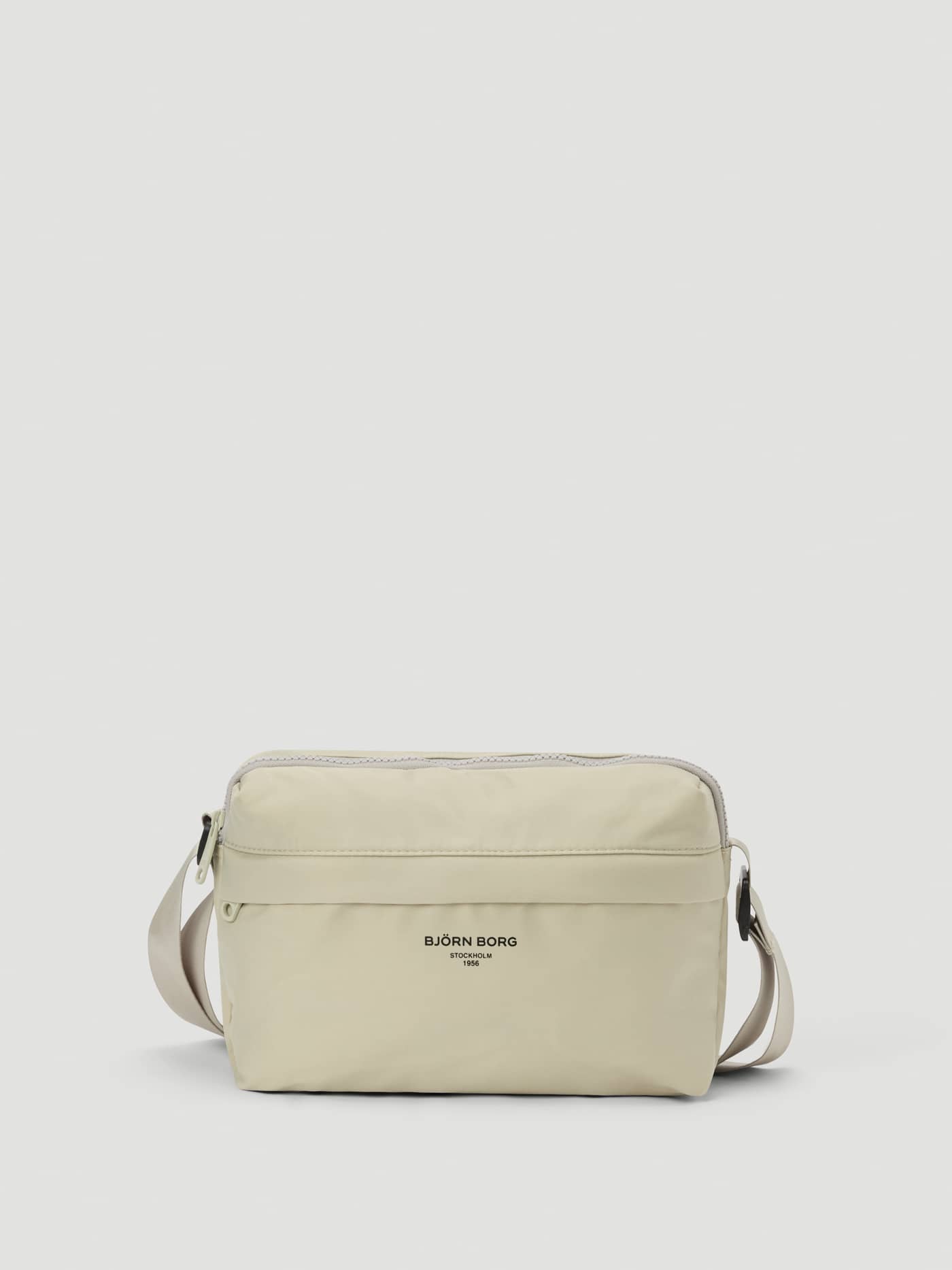 Borg Active Crossover Bag 4L i Silver Birch (Vit) sedd framifrån med svart logotyp, en lätt träningsaccessoar. - Image 1