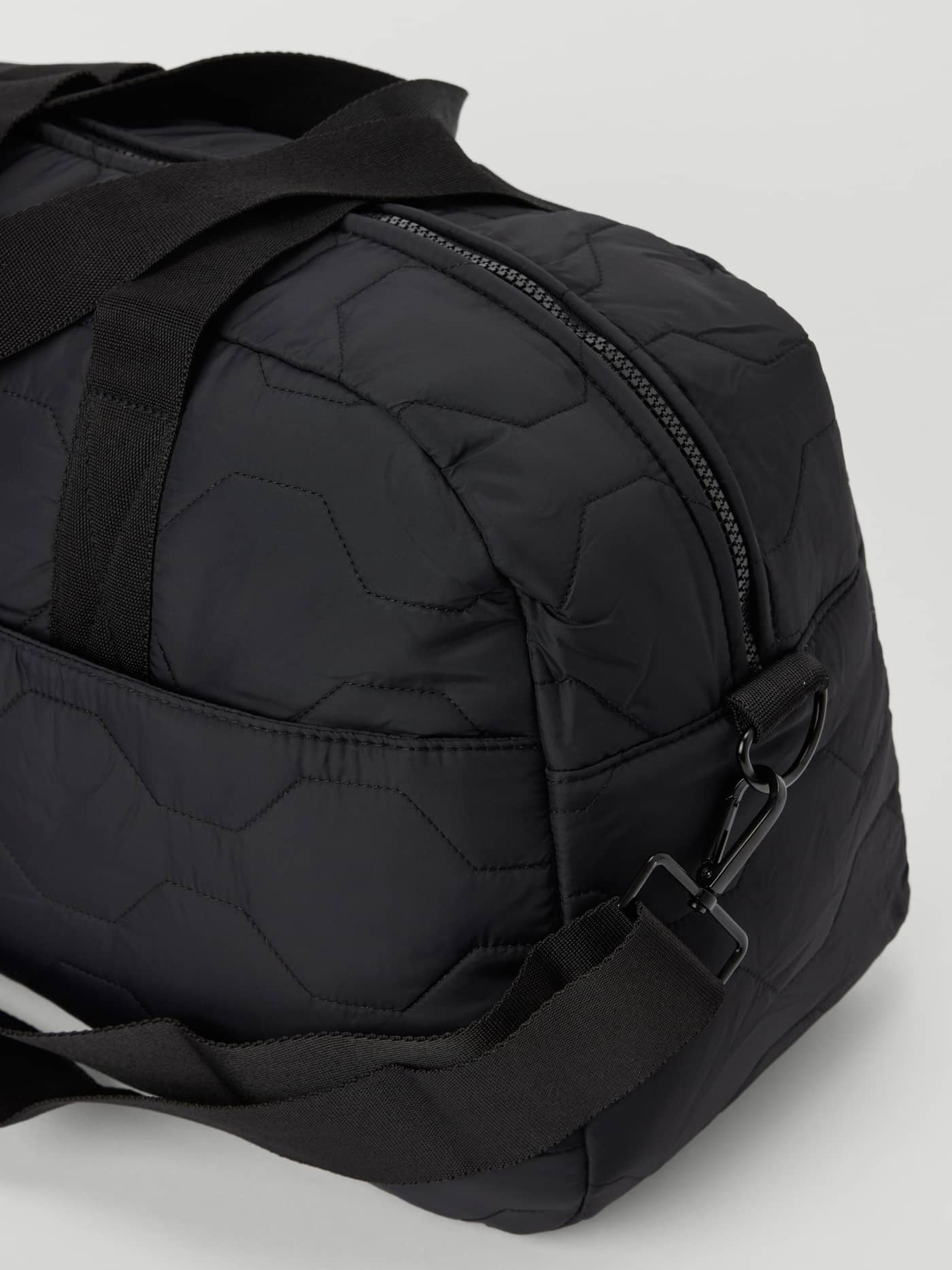 Nærbillede af Borg Quilted Gym Bag i Black Beauty (Sort) med sekskantet quiltet mønster og en kraftig lynlås. - Image 3