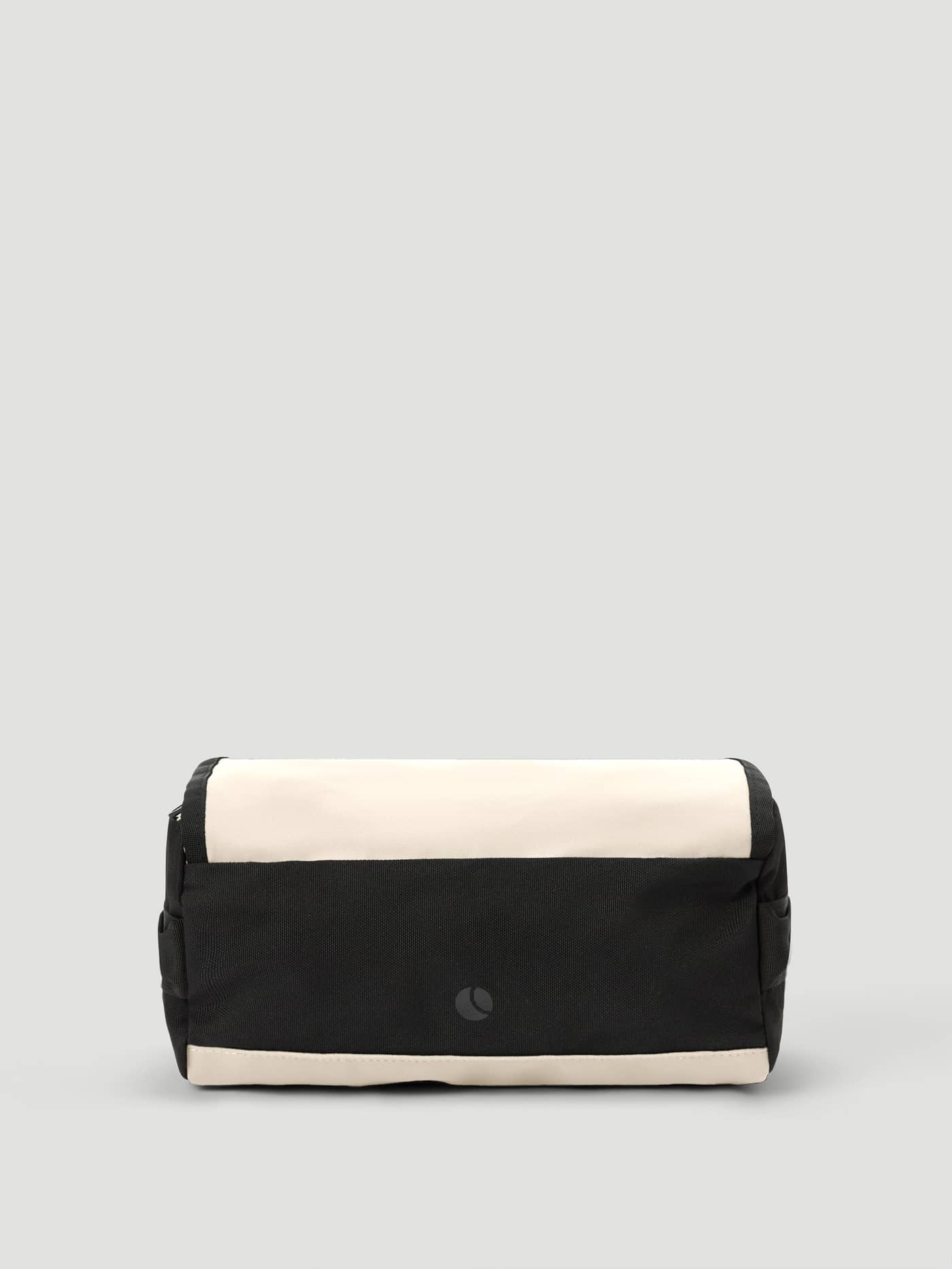 Travel Wash Bag i Bone White (Vit) i slitstark polyester med svart panel och ton-i-ton-logotyp sedd framifrån. - Image 2