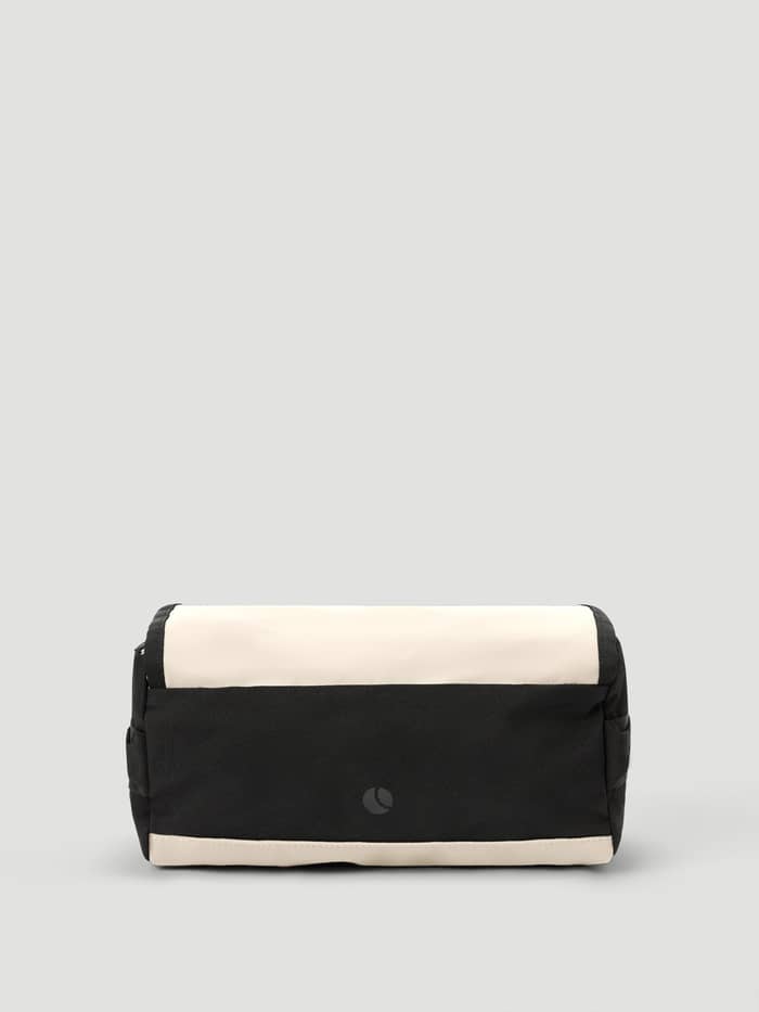Travel Wash Bag in Bone White (Wit) van stevig polyester met een zwart paneel en ton-sur-ton logo, vooraanzicht. - Image 2