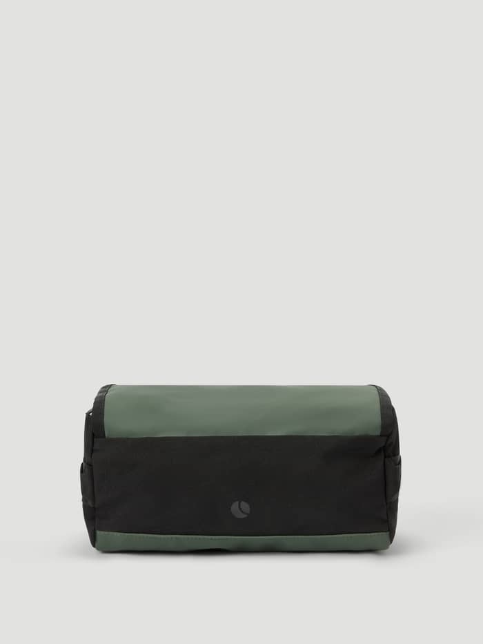 Travel Wash Bag toilettas in Mountain View (Groen) en zwart van gerecycled polyester met een ton-sur-ton logo, vooraanzicht. - Image 2