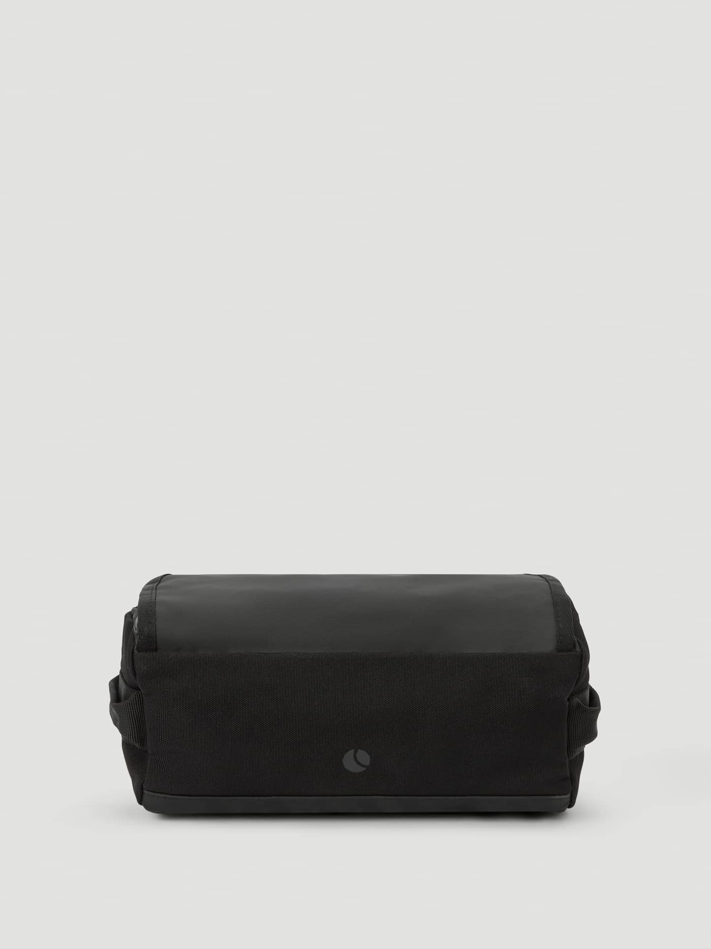 Framifrån på Björn Borg Travel Wash Bag i Black Beauty (Svart), en necessär med svart logotyp och TPE-beläggning. - Image 2