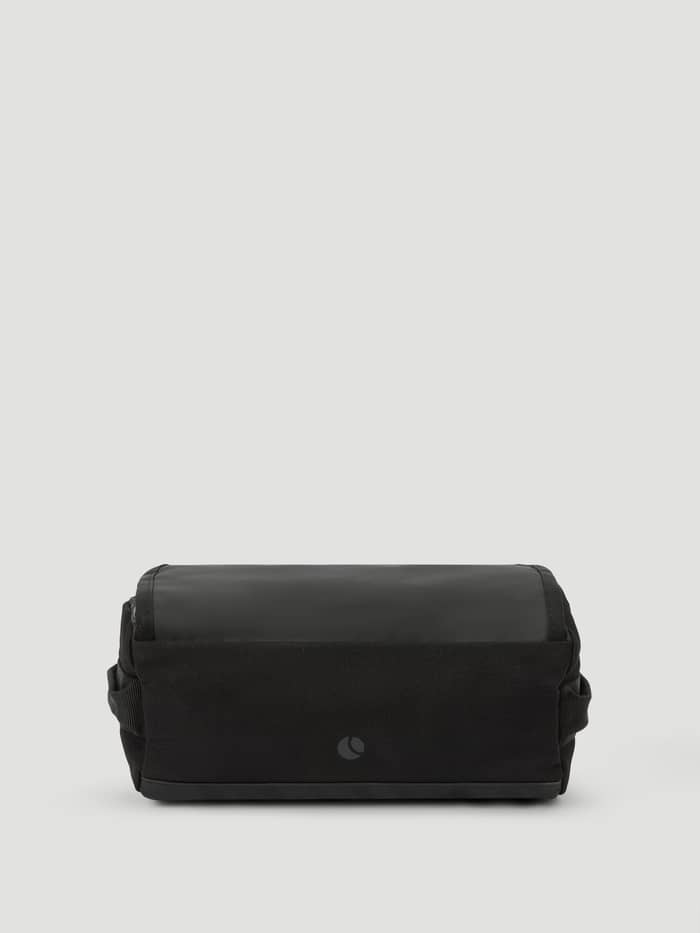 Björn Borg Travel Wash Bag in Black Beauty (Zwart), een stevige toilettas met zwart logo en TPE-coating in vooraanzicht. - Image 2