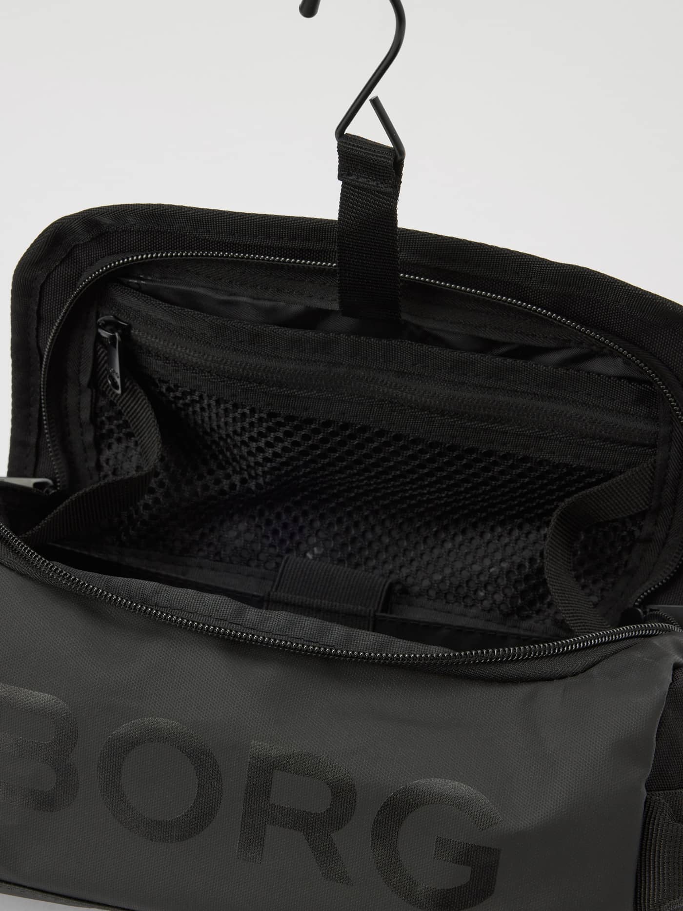 Necessären Travel Wash Bag i Black Beauty (Svart) med inre meshficka, upphängningskrok och svart logotyp. - Image 3
