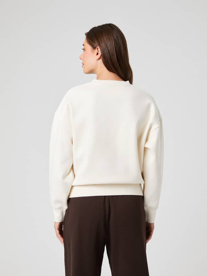 Rückansicht eines Models im Borg Boyfriend Sweatshirt in Tofu (Weiß) mit lockerer Oversized-Passform und modernem Stil. - Image 3